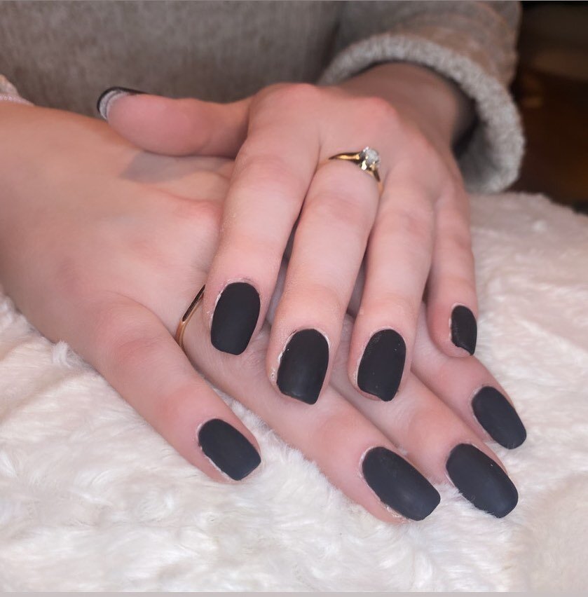 🖤 Mattamusta 🖤 

#blacknails #sweetbeautyturku #geelikynnetturku #rakennekynnetturku #geelilakkaturku #mattakynnet @ulrikas_beauty