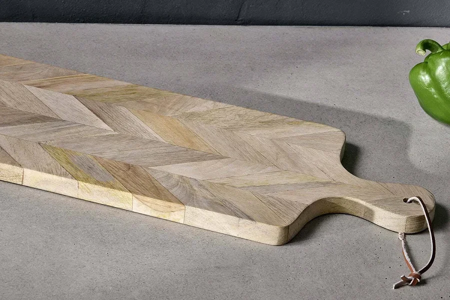 NKUKU NALBARI MANGO WOOD CHOPPING BOARD - MEDIUM