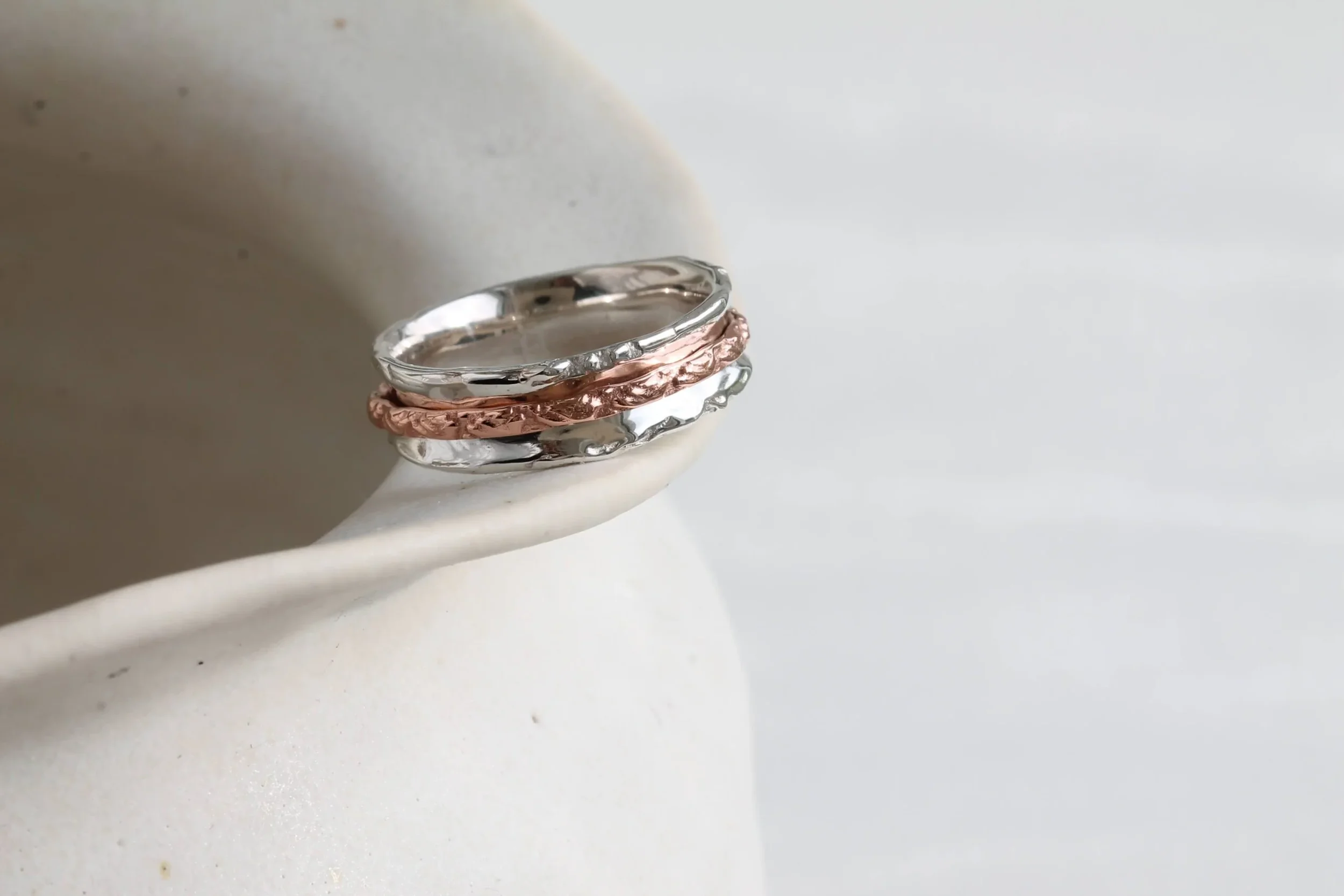 Ri0996-silver-and-copper-spinning-fidget-ring-scaled.webp