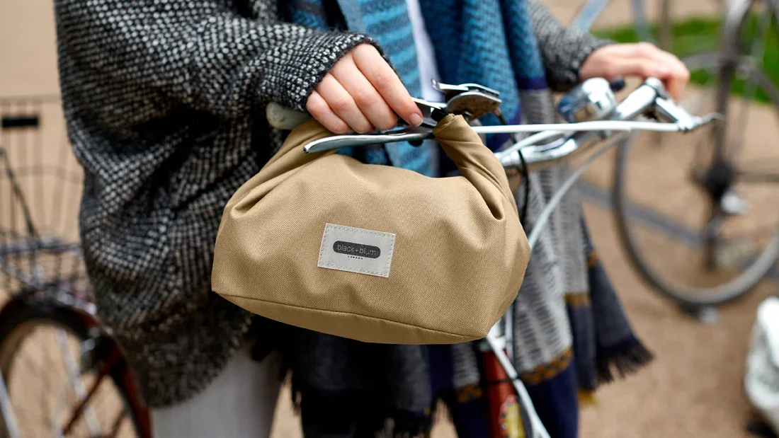 black-blum-new-lunch-bag-video-preview-image-1920x1080px.webp