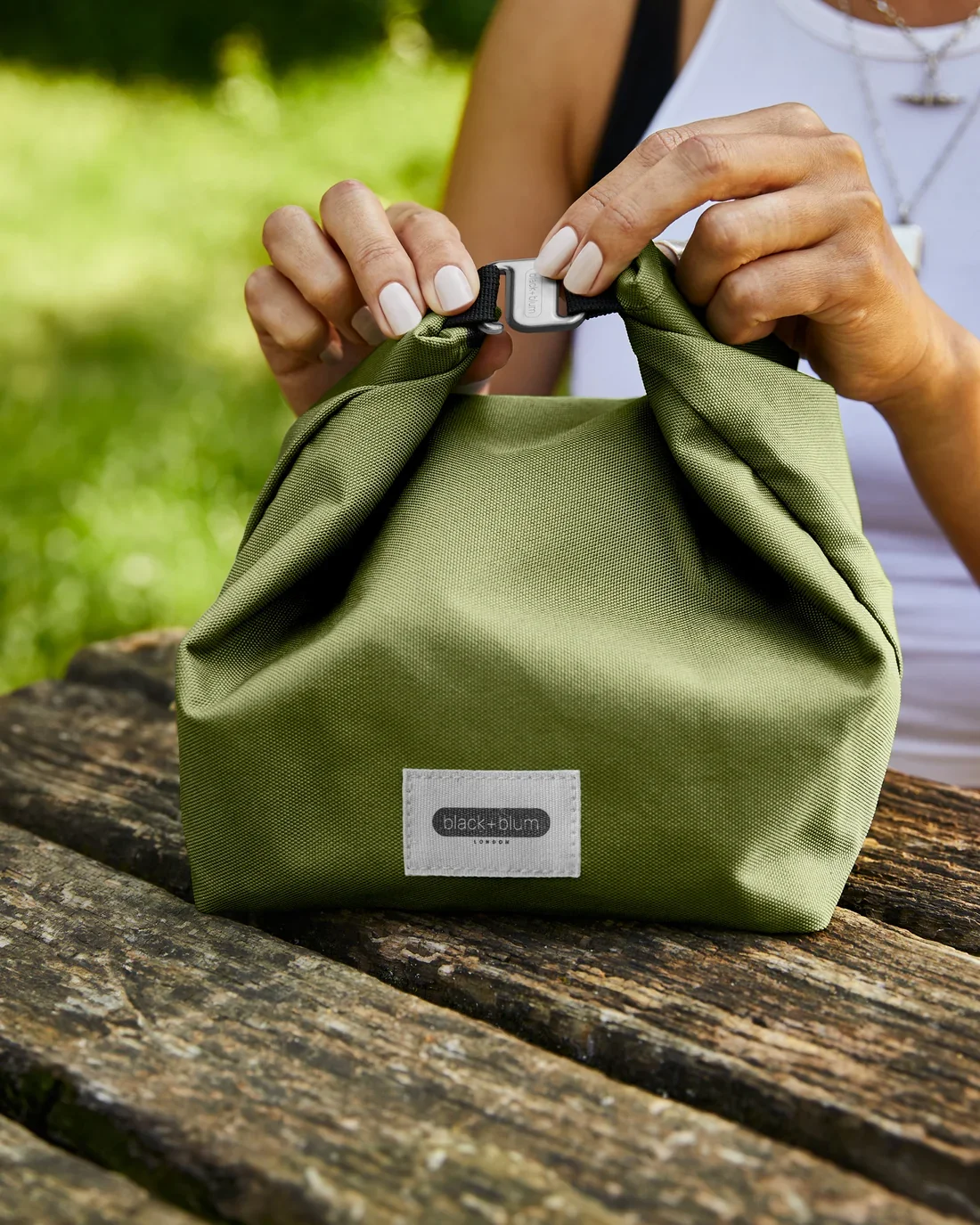 black-blum-new-lunch-bag-moss-closed_7d367c9a-f4dc-4166-97fa-2e7ffed04783.webp