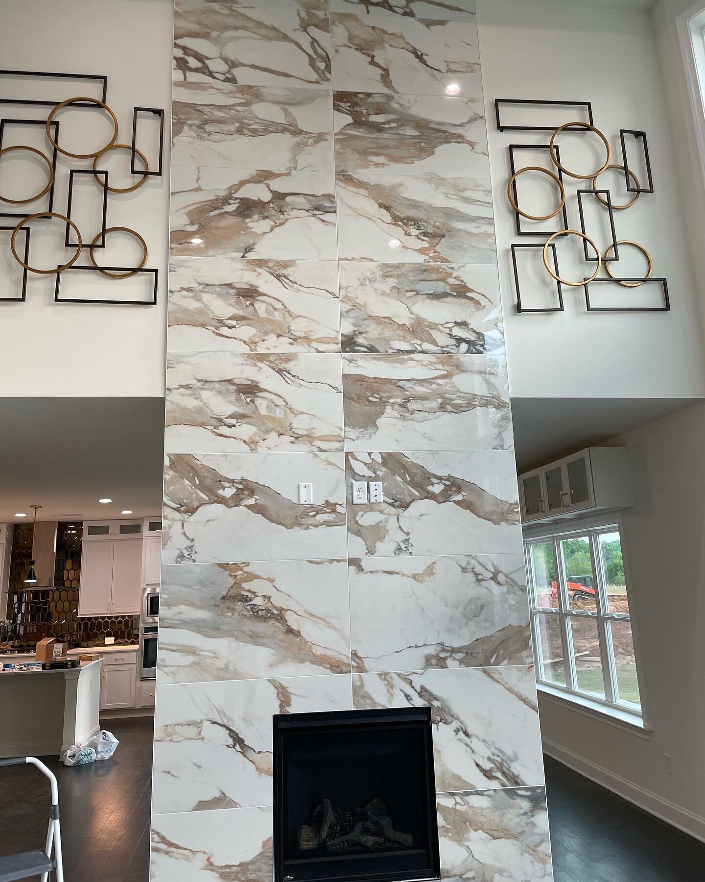 This is fire! 🔥 Floor to ceiling fireplace installation. Let us know your thoughts👇🏻. #hillmanflooring #hillmanflooringanddesign #fireplace #newbuild #installation #home #design #designer #tile #residentialdesign