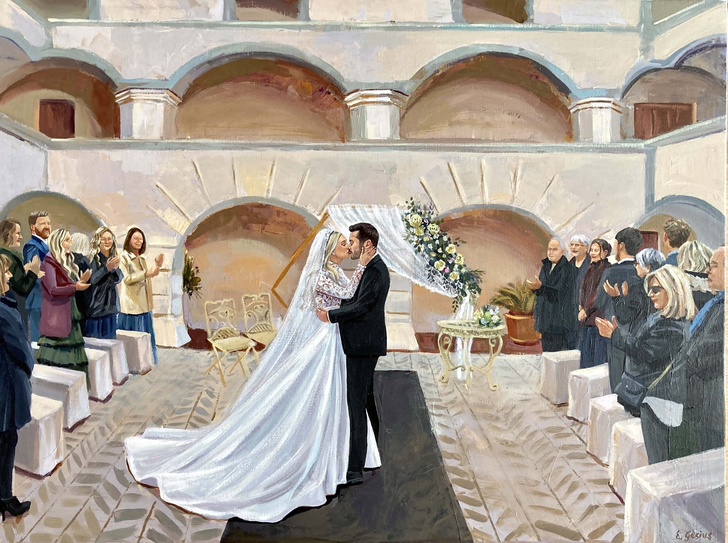 Eine Hochzeitszeremonie mit Braut und Bräutigam, die sich küssen, während Gäste applaudieren und zuschauen, in einem festlichen, eleganten Raum mit Blumen und dekorativen Elementen.