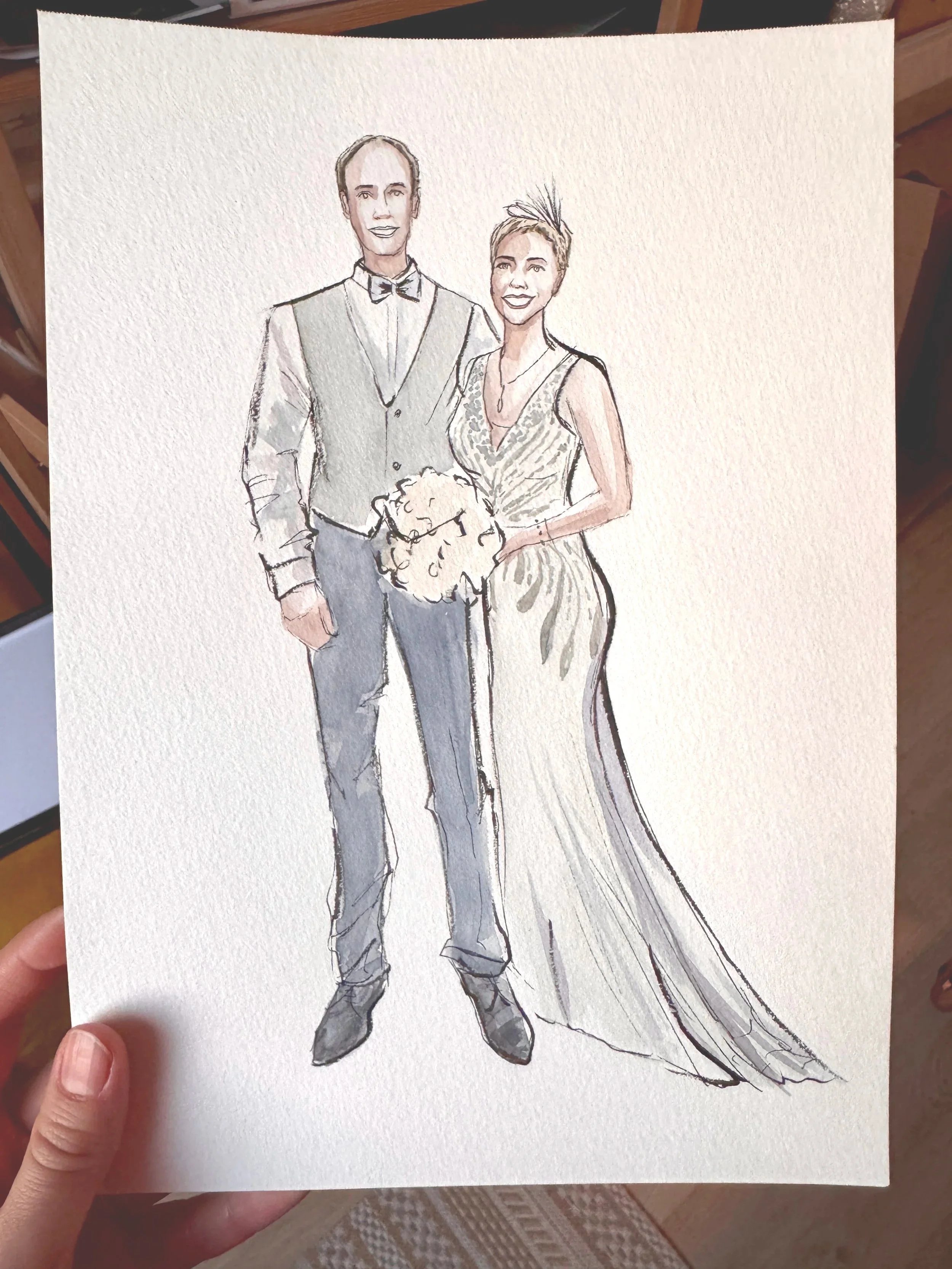 Handgezeichnetes Hochzeitsbild eines Paares in formeller Kleidung, Frauen in Brautkleid und Mantilla, Männer in Anzug mit Fliege, beide lächeln, Frau hält einen Blumenstrauß. Gästeillustration