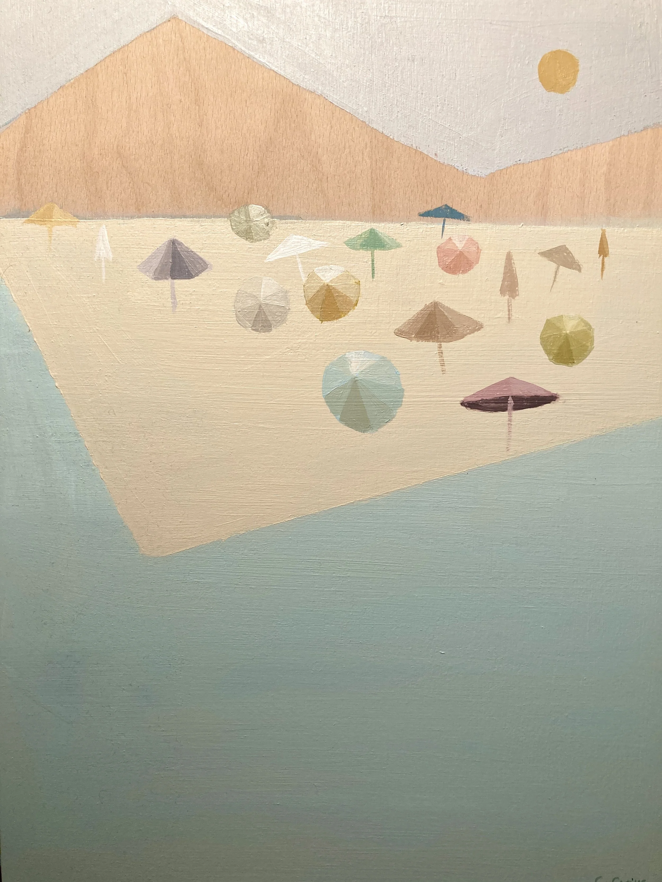 Eine sommerliche Strandlandschaft mit bunten Sonnenschirmen, Bergen im Hintergrund und einer Sonne oder einem Mond am Himmel.