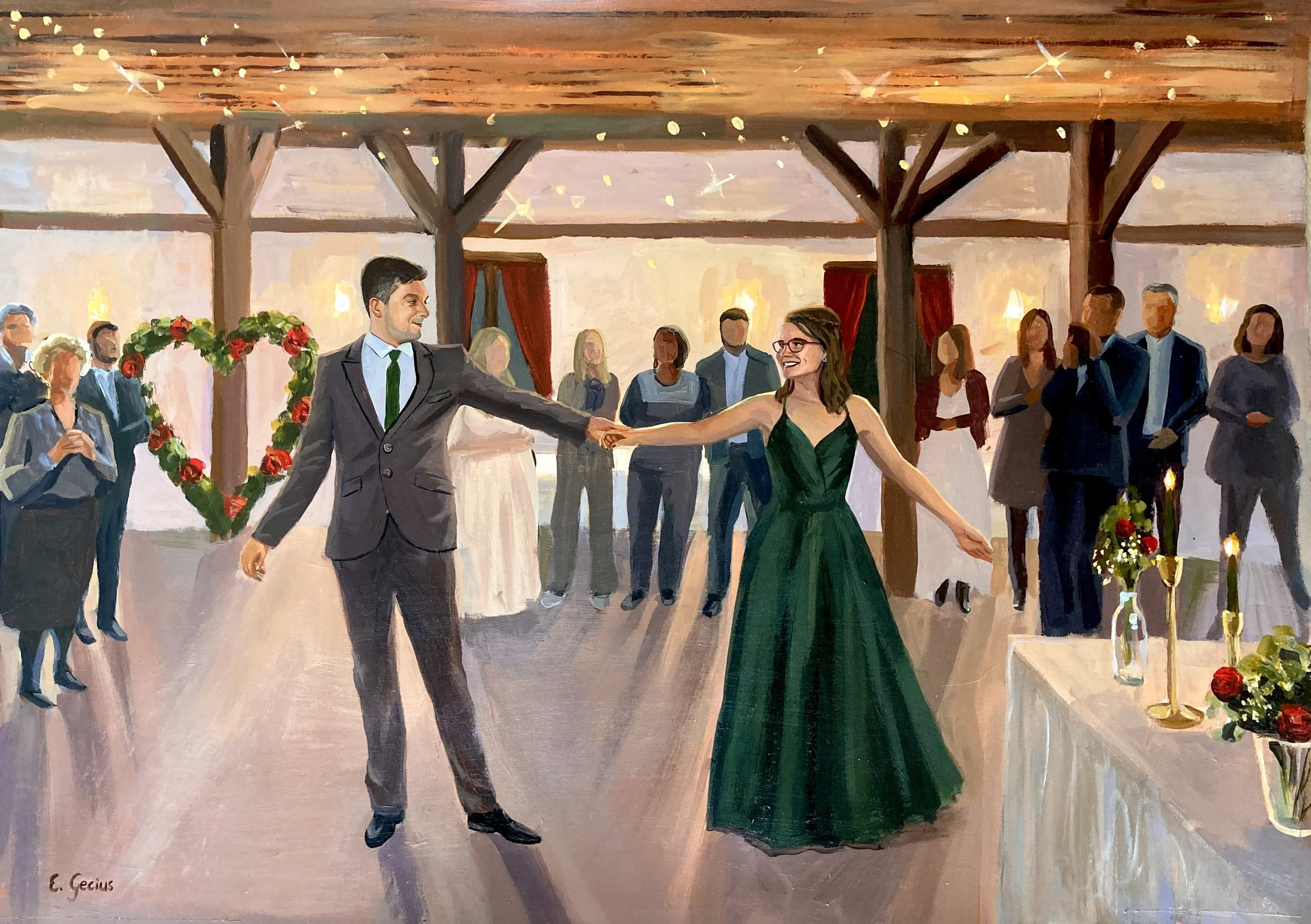 Ein glückliches Paar tanzt bei ihrer Hochzeit in einer festlich dekorierten Halle, umgeben von Gästen, mit Kerzen und Blumen.