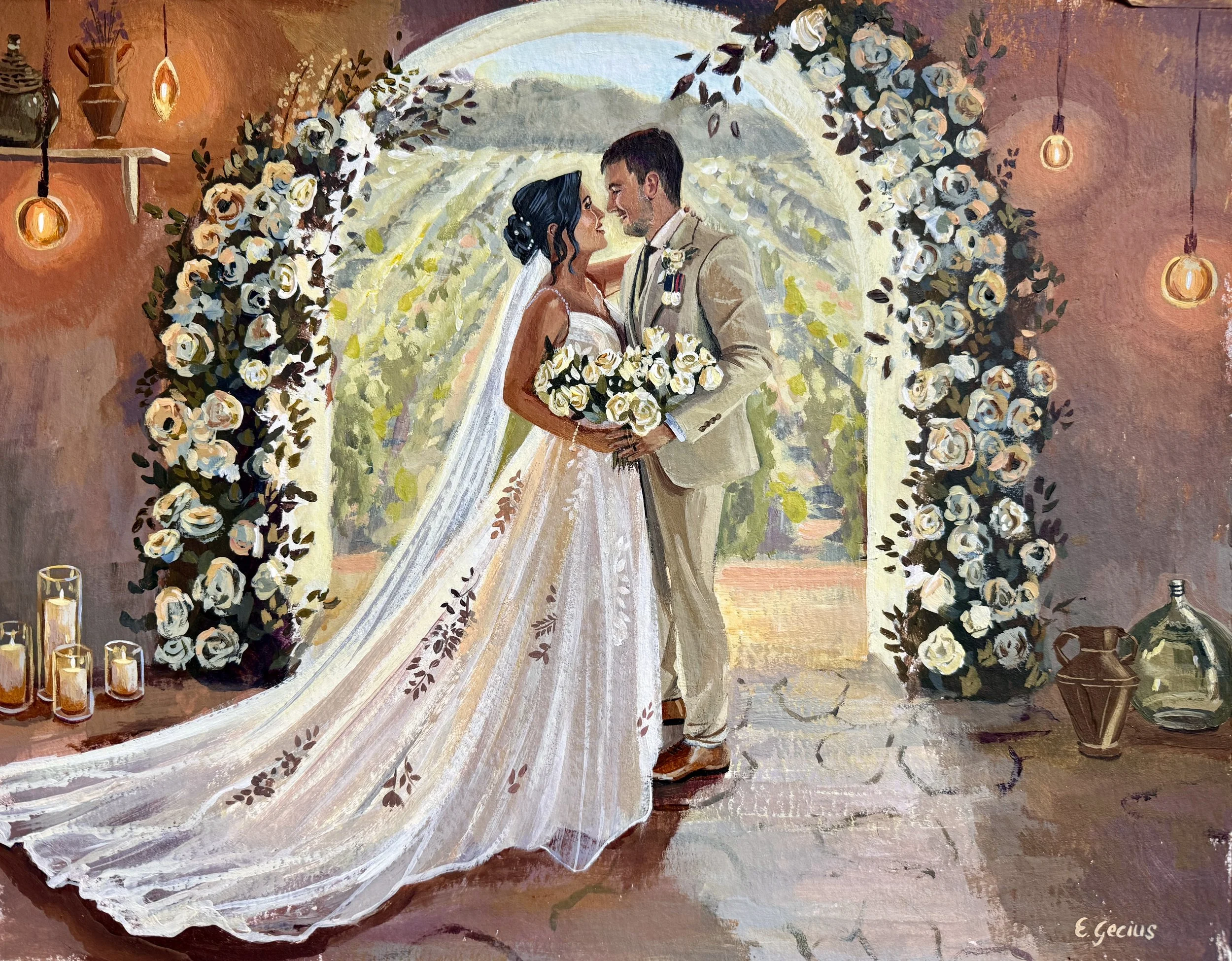 Ein Hochzeitsbild eines Paares, das sich liebevoll ansieht. Sie trägt ein weißes Brautkleid mit langem Schleier, er trägt einen beige Anzug. Sie halten sich gegenseitig an den Händen, im Hintergrund eine von Blumen umrahmte Rosenbogen. Es gibt Kerzen