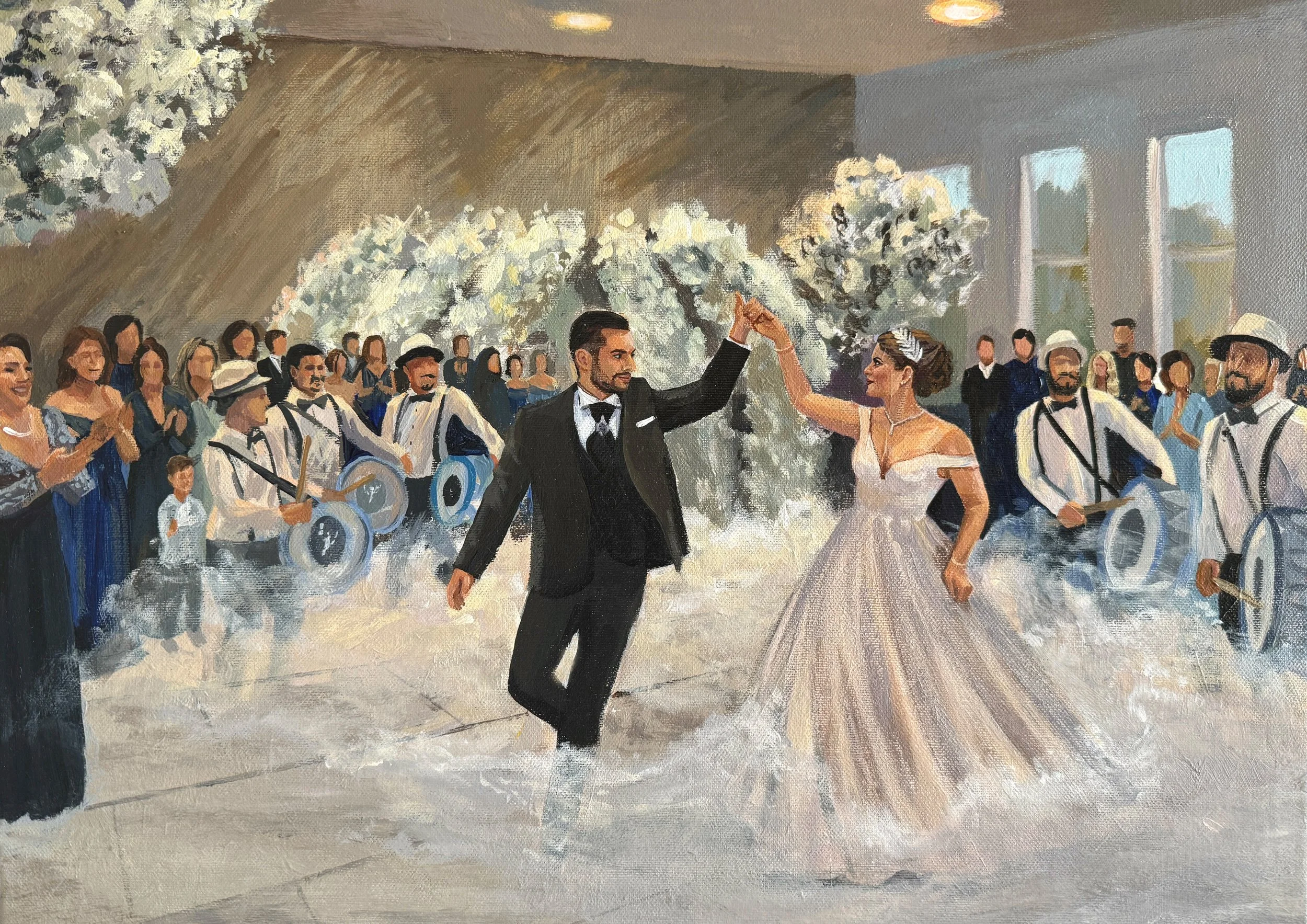 Ein Brautpaar tanzt Händchen haltend bei einer Hochzeitsfeier, umgeben von Gästen und Musikern in einem festlich geschmückten Raum mit großen Fenstern.