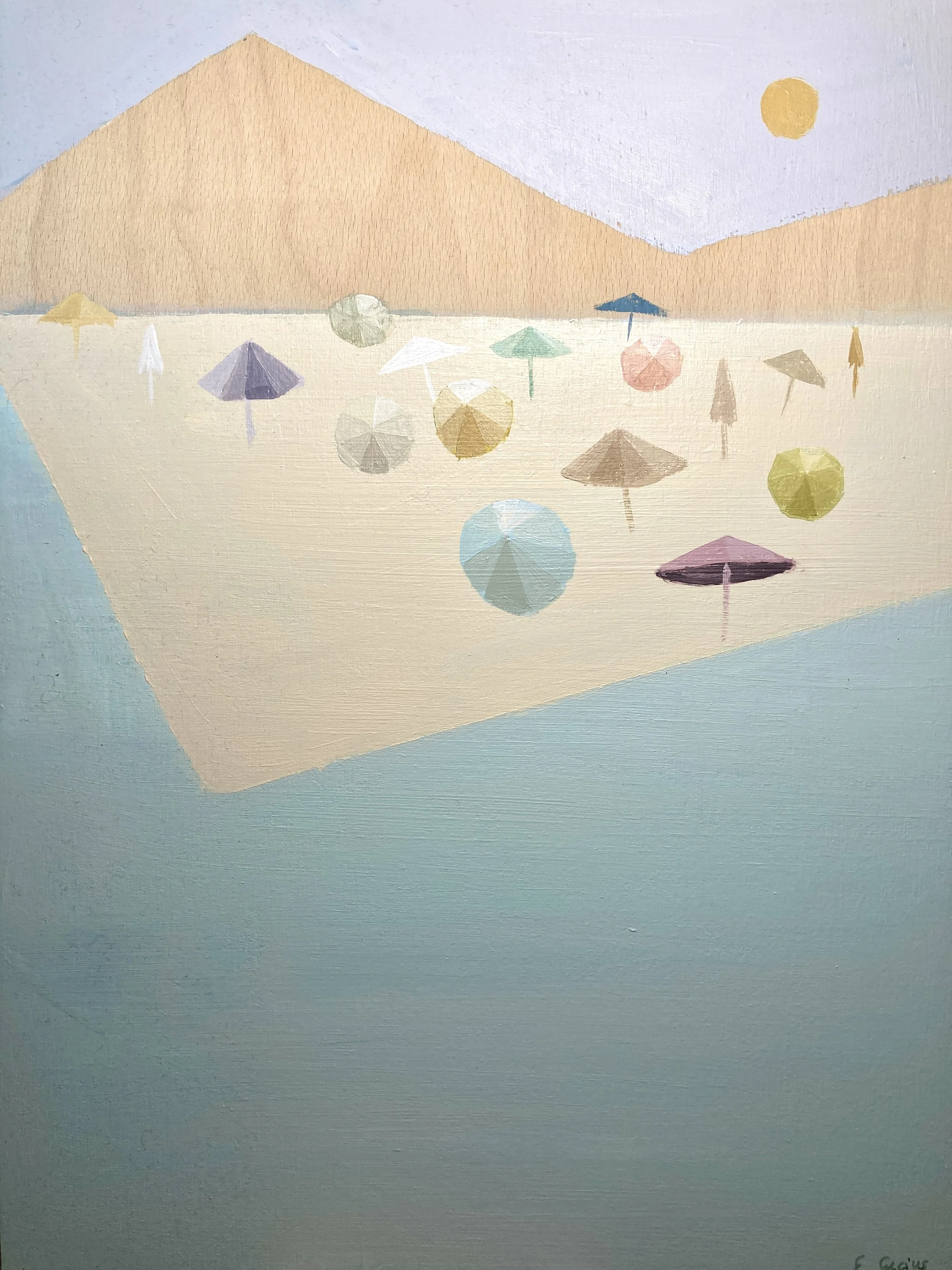Abstrakte Küstenlandschaft mit Sonnenuntergang, Sandstrand, Meer und mehreren bunten Sonnenschirmen und Sonnenzelten im Sand