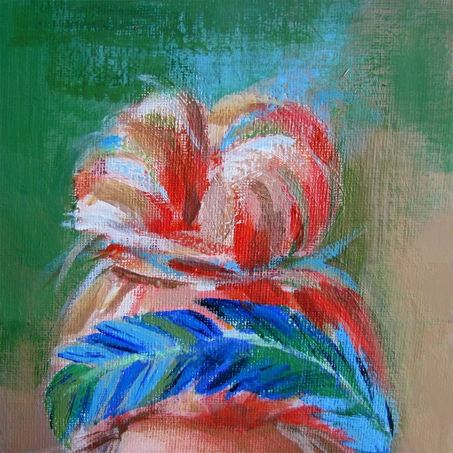 Abstraktes Gemälde mit bunten Pinselstrichen, das eine rosa Blume und grüne Blätter zeigt.