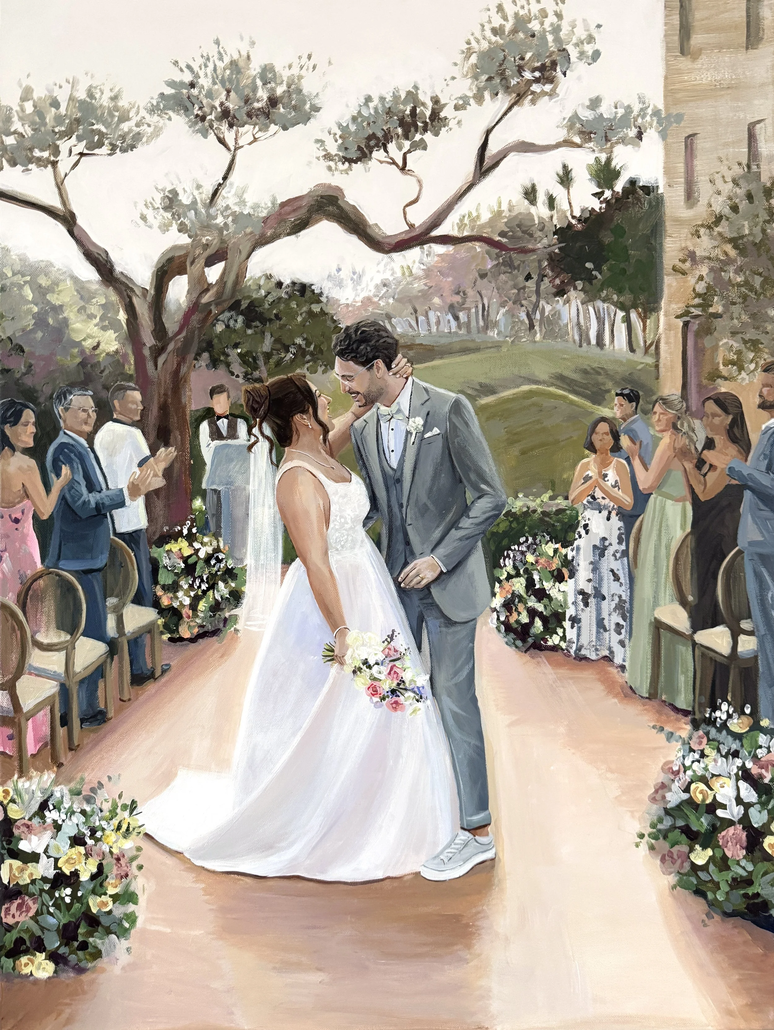 Ein Brautpaar tanzt bei ihrer Hochzeit im Freien, umgeben von Freunden und Familie, mit Bäumen und einem klaren Himmel im Hintergrund.