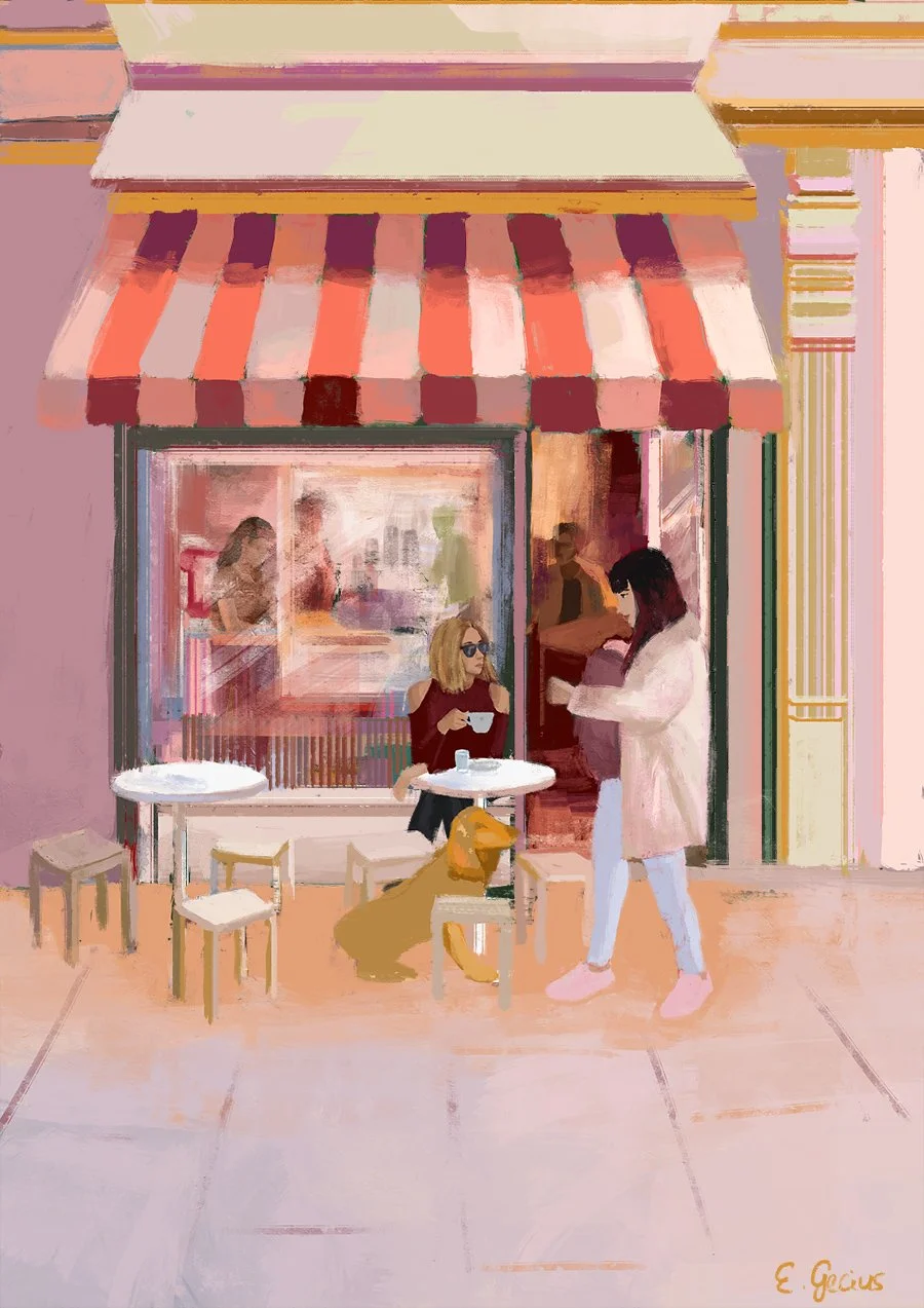 Straßenkaffee mit zwei Frauen, eine sitzt am Tisch mit Kaffee und Sonnenbrille, die andere steht mit einem Kaffee in der Hand. Ein Hund sitzt auf einem kleinen Stuhl, im Hintergrund eine Ladenfront mit rotem und weißem gestreiftem Awning.