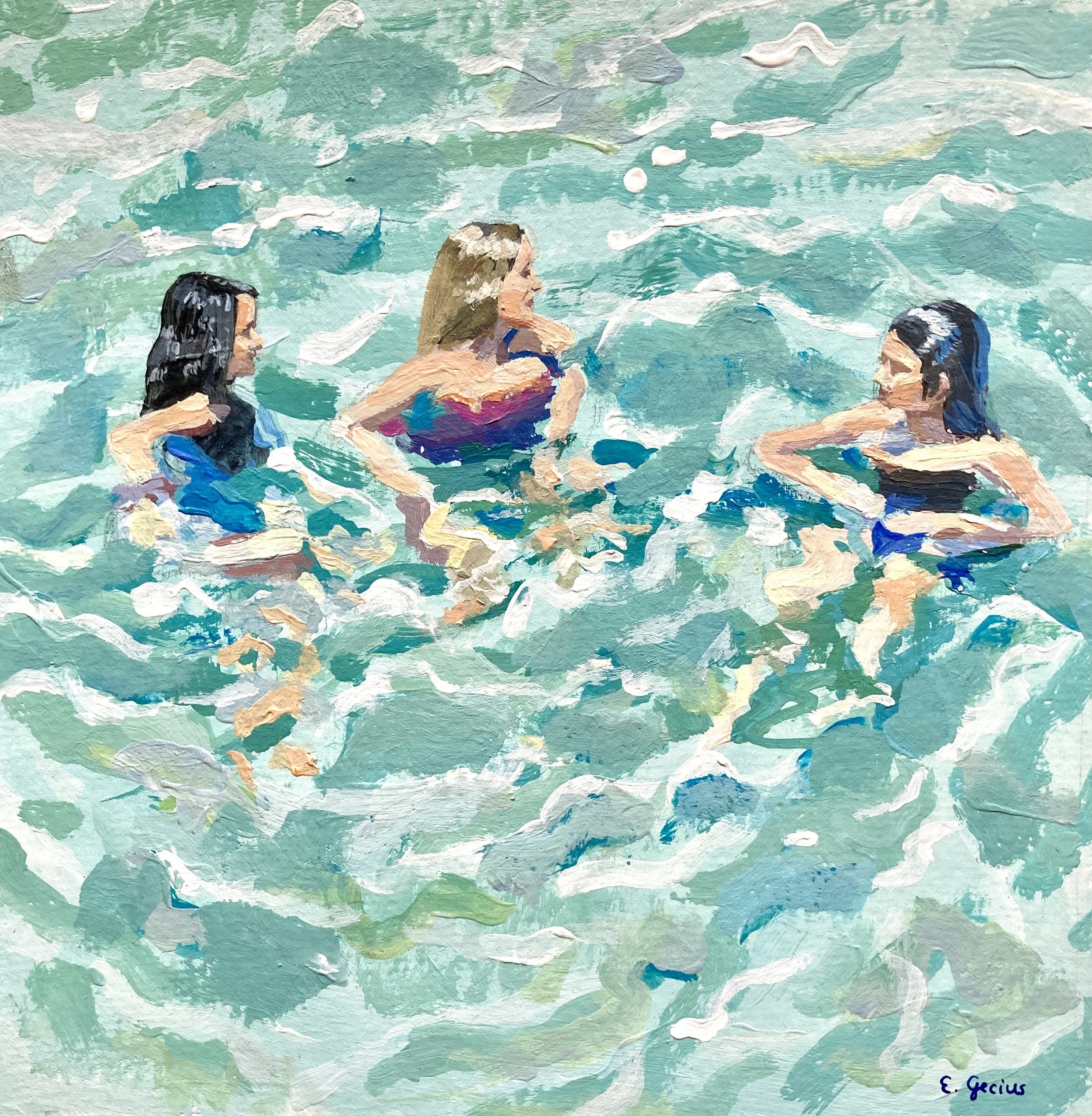 Drei Frauen, die in einem Pool schwimmen und miteinander sprechen.
