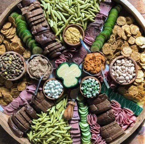 HAPPY ST. PATRICK&rsquo;S DAY! Check out this themed charcuterie board?! Would be so fun to put this together!