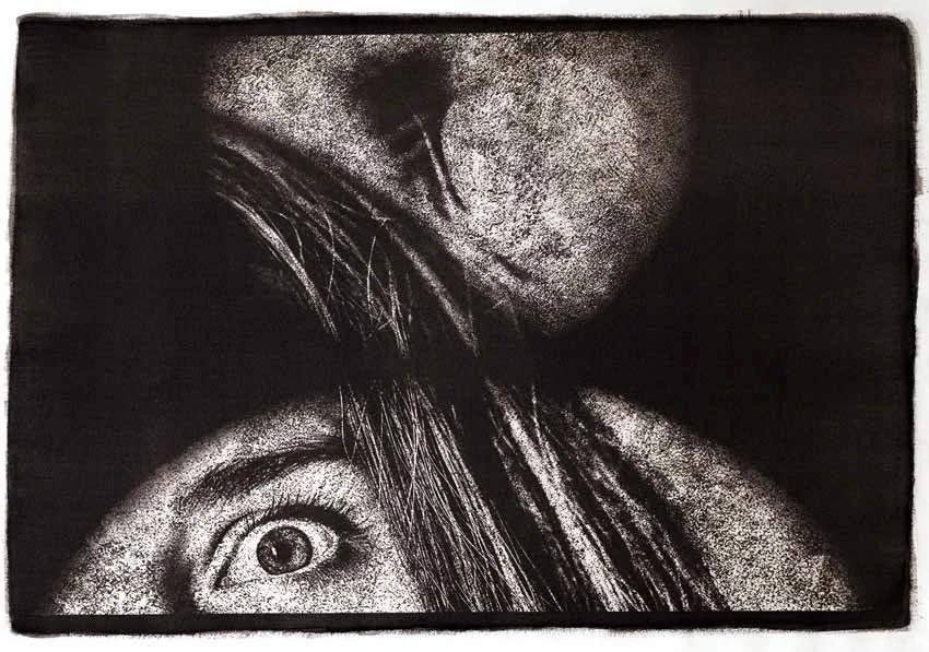 gros plan d’un œil et visage fragmenté dans l’ombre, texture granuleuse expressive, photographie alternative en gomme bichromatée