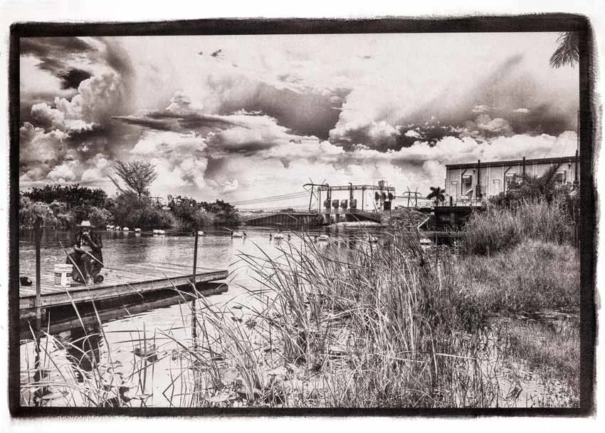 Portrait photographique artisanal réalisé selon une évolution contemporaine de la gomme bichromatée. Pêche, Haute tension, Floride, Gomme bichromatée, Photographie alternative, Tirage d'art, Gum Bichromate Prints