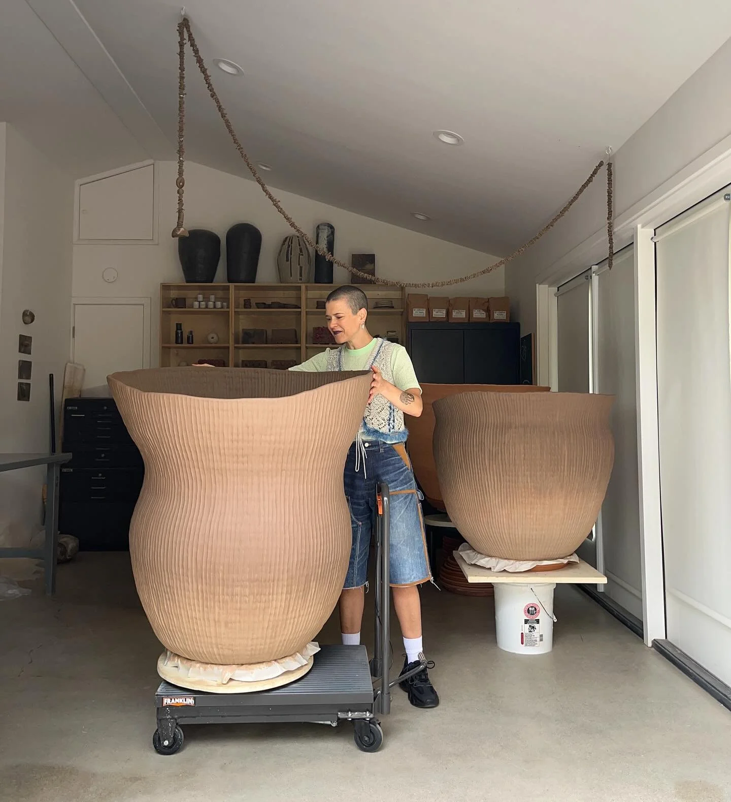 My largest pot yet eeeeeeee!!!! These two mega vessels will be fountains (!!!!) installed at @unfold.projects Encinitas

Feeling very grateful for these commissioned works, that let me push my practice further 🤎TYSM @mel.meagher !