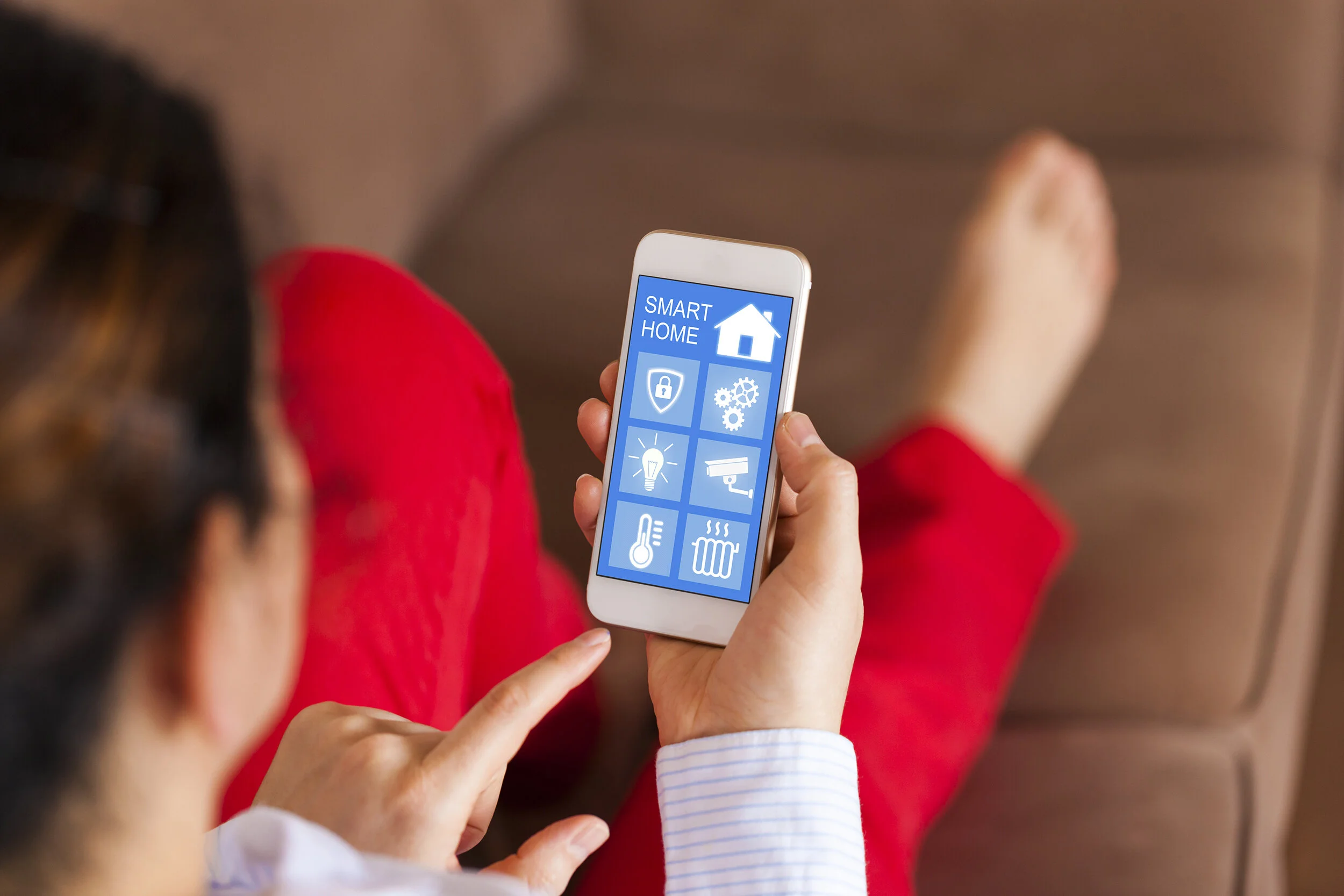 Woman_smarthome_control_app_2500w.jpg