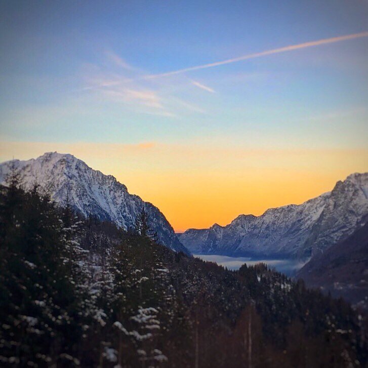 Alpenglow from Oz station . Beautiful sunset and the perfect time of day to light a candle and snuggle up #ozenoisans #freshtracksski #candleseason #shoplocal