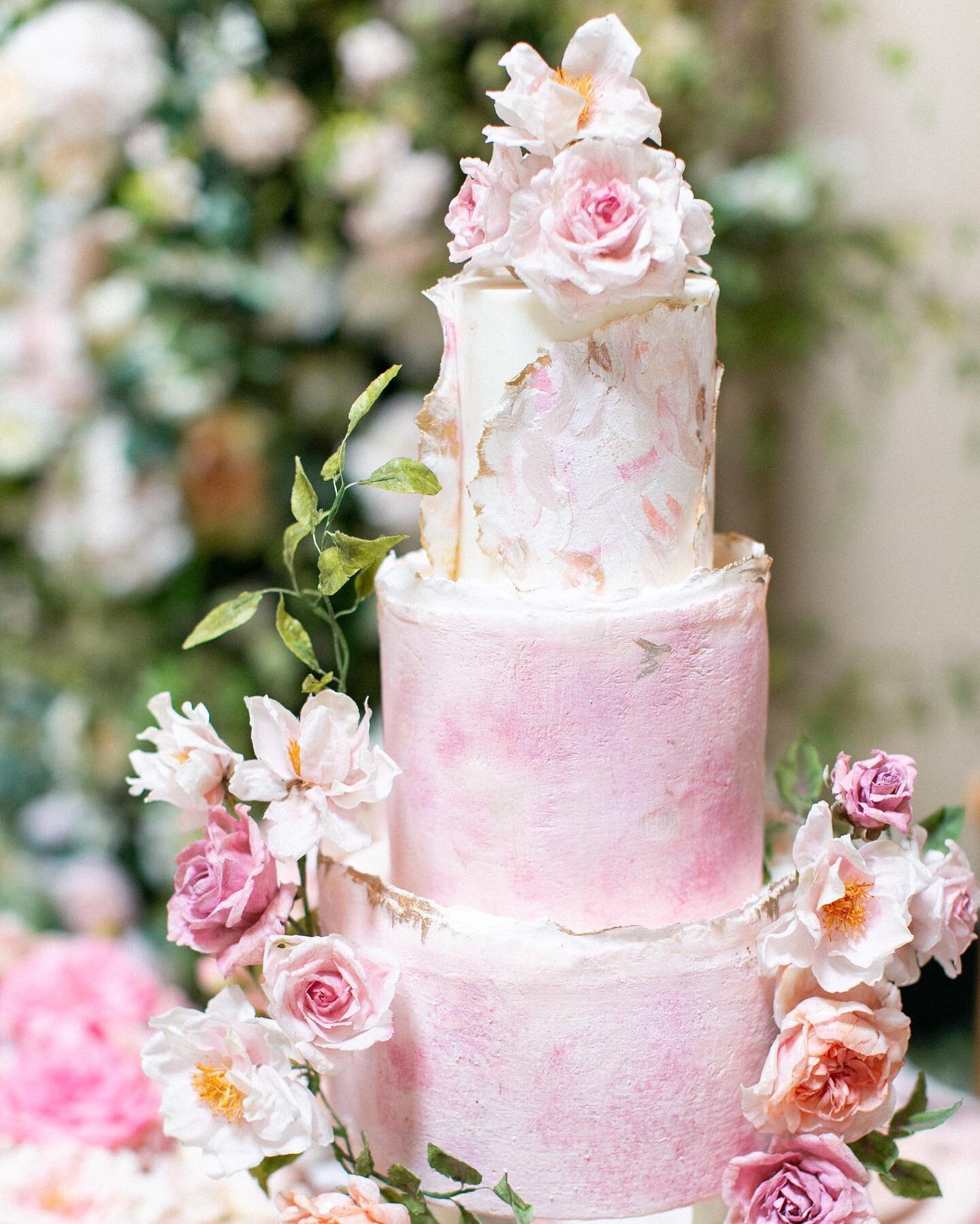 Still obsessing over this breathtaking cake design by @monikakossweets 🙌🏼💕
.
.
.
Photography: @annelimphoto 
Planner/Stylist: @amv_weddings 
Florals: @allforlovelondon
Venue: @stowevenuehire 
Hair/Makeup/Accessories: @botiashairandmakeup
Wedding C