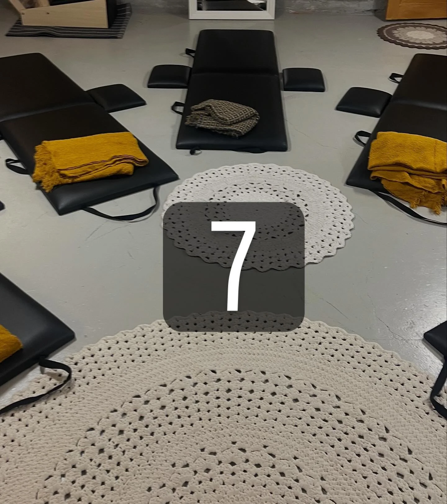 T&auml;n&auml;&auml;n luukun avaaminen osui &Auml;&auml;nimaljarentoutus-tunnille. &Auml;&auml;nimaljarentoutusta on meill&auml; tarjolla viel&auml; ensi viikonloppuna t&auml;m&auml; vuonna. Ensi vuonna @elokuunaino  palaa uudestaan tammikuussa rauho