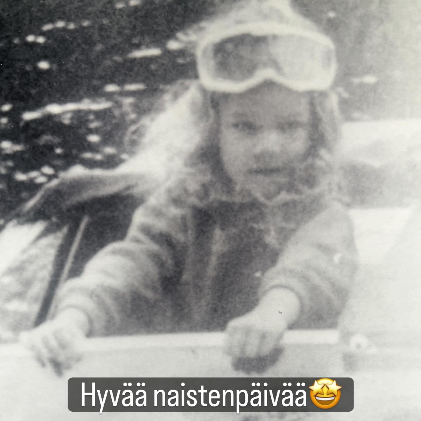 Hyv&auml;&auml; naistenp&auml;iv&auml;&auml; ihanaiset! T&auml;ss&auml; on pieni Raquel, Choose Joy Studion perustaja. T&auml;ss&auml; n&auml;kee omaa luonnetta aika hyvin yhdess&auml; kuvassa. Mulla oli melkein aina tollaset suojalasit joko otsassa 