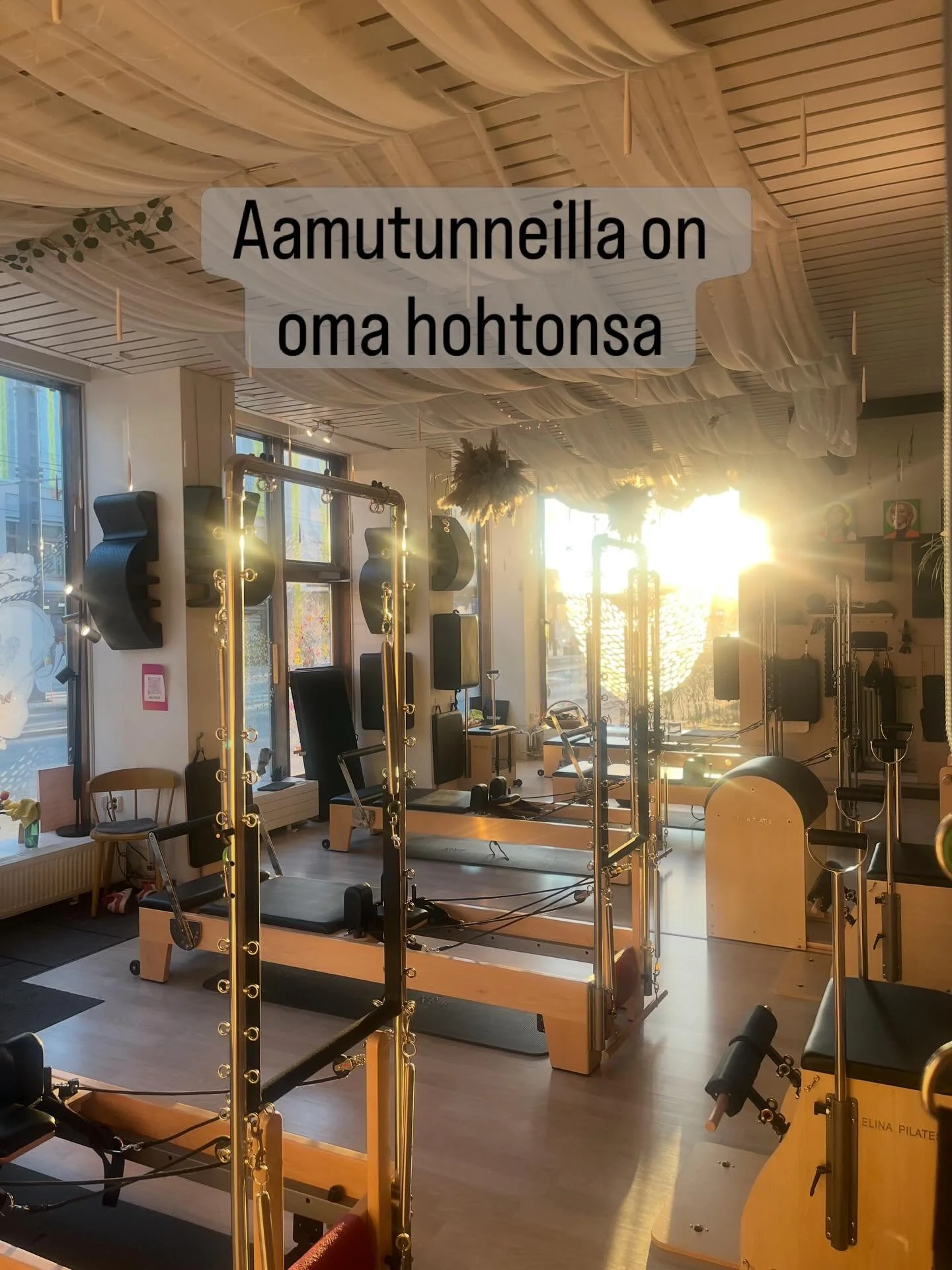 ✨Aamutunneilla on oma hohtonsa ✨Monet sanovat, ett&auml; eiv&auml;t ole aamuihmisi&auml; mutta kokeilun j&auml;lkeen he ovat j&auml;&auml;neet kokkuun aamup&auml;iv&auml; tunteihin. Kannattaa siis kokeilla&mdash;se on niin ihana tapa aloittaa p&auml;