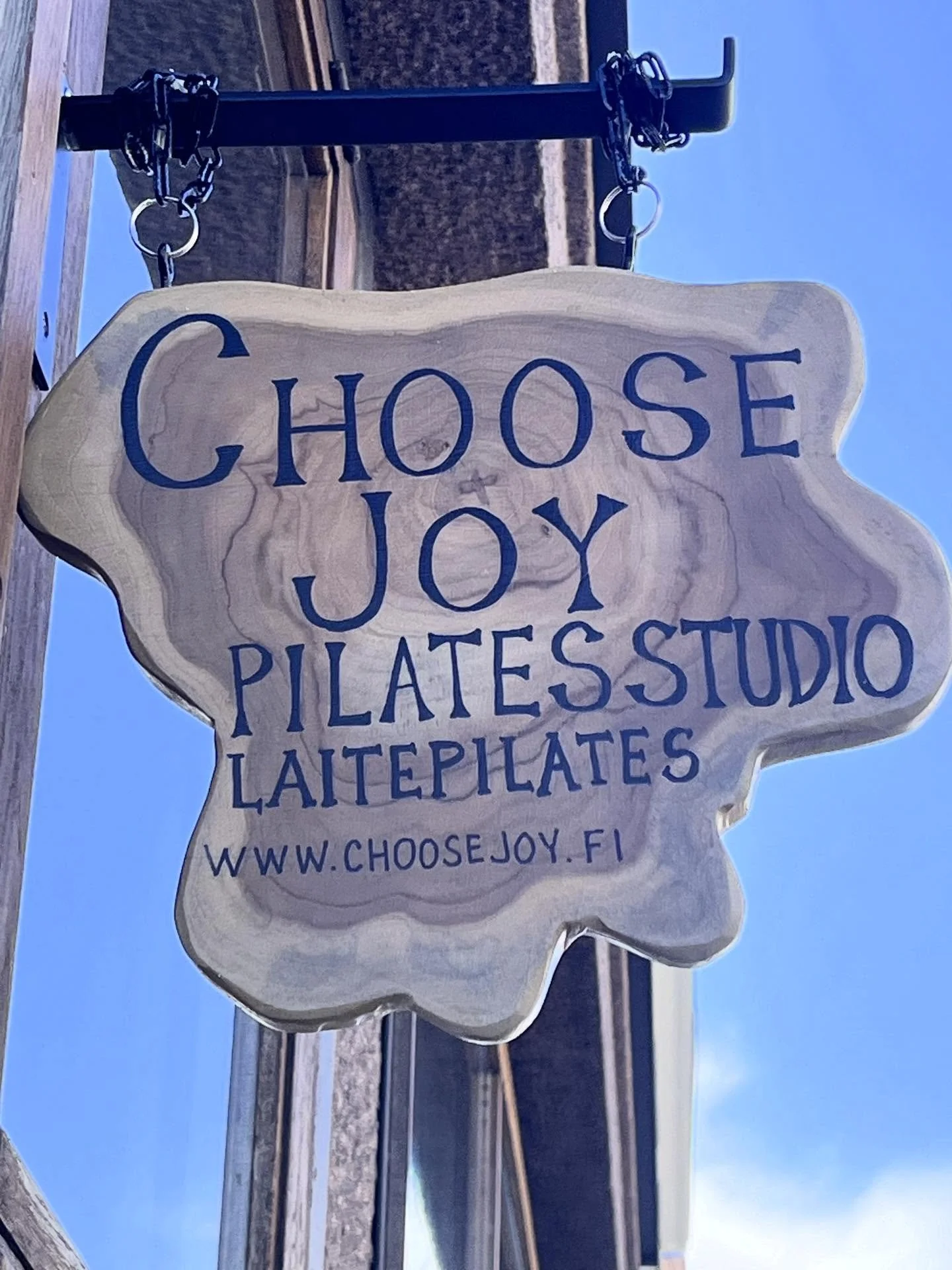 Follow the sign! Tein t&auml;ll&auml;isen kyltin t&auml;n&auml;&auml;n meij&auml;n studiolle. Kuvastaa meit&auml; sopivasti. Ei neon valoja. Syd&auml;n puu. Tehty itse rakkaudella. N&auml;hd&auml;&auml;n taas studiolla ihanat. #pilates #laitepilates 