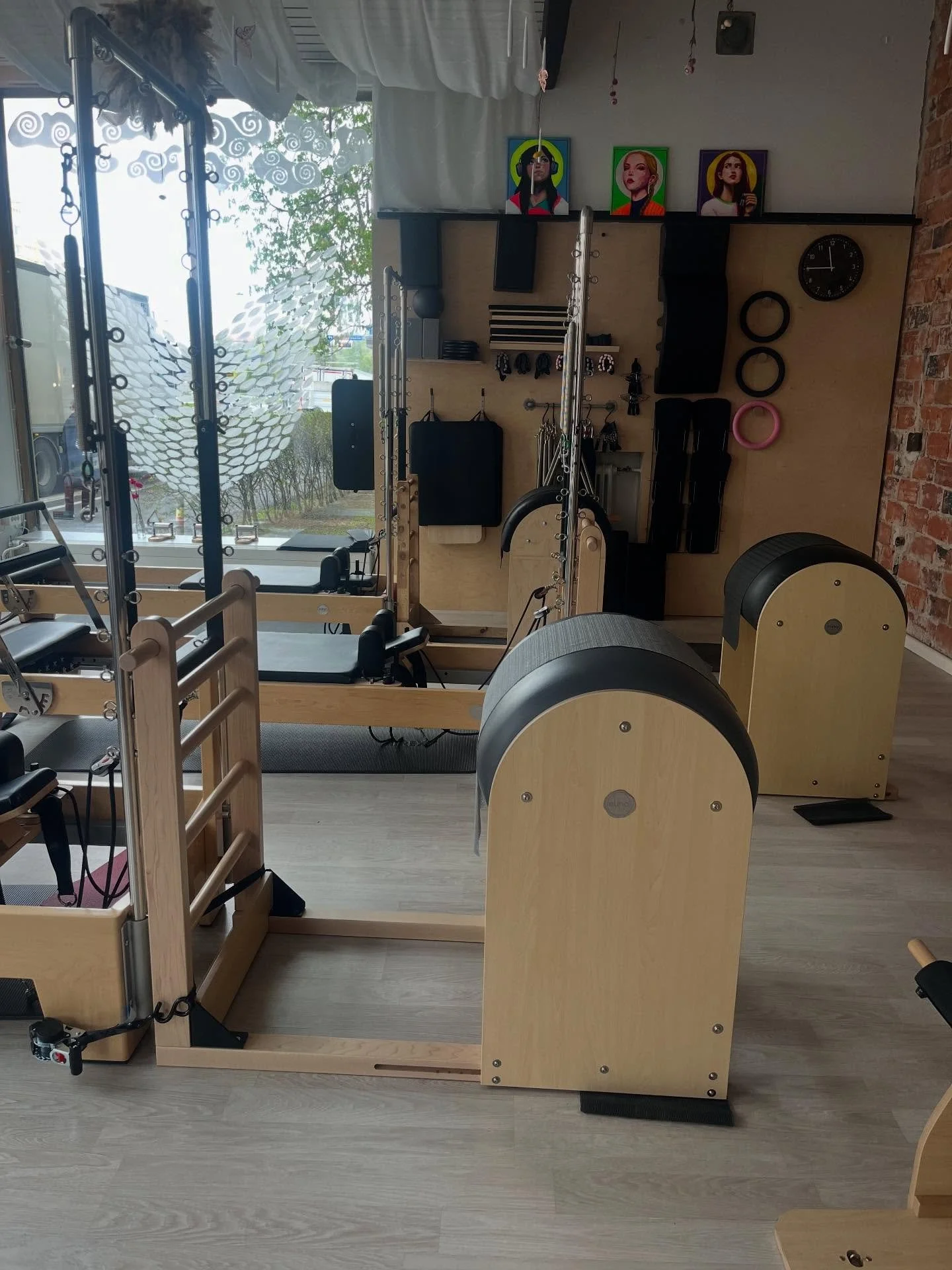 Aika esitell&auml; taas toinen Pilates-laitteiden perheenj&auml;sen: Ladder Barrel. Toisin kuin Reformerissa tai Cadillacissa, Ladder Barrelissa ei ole liikkuvia jousia. Sen sijaan se perustuu kehonpainoon, painovoimaan, asetteluun ja tarkkuuteen.
La