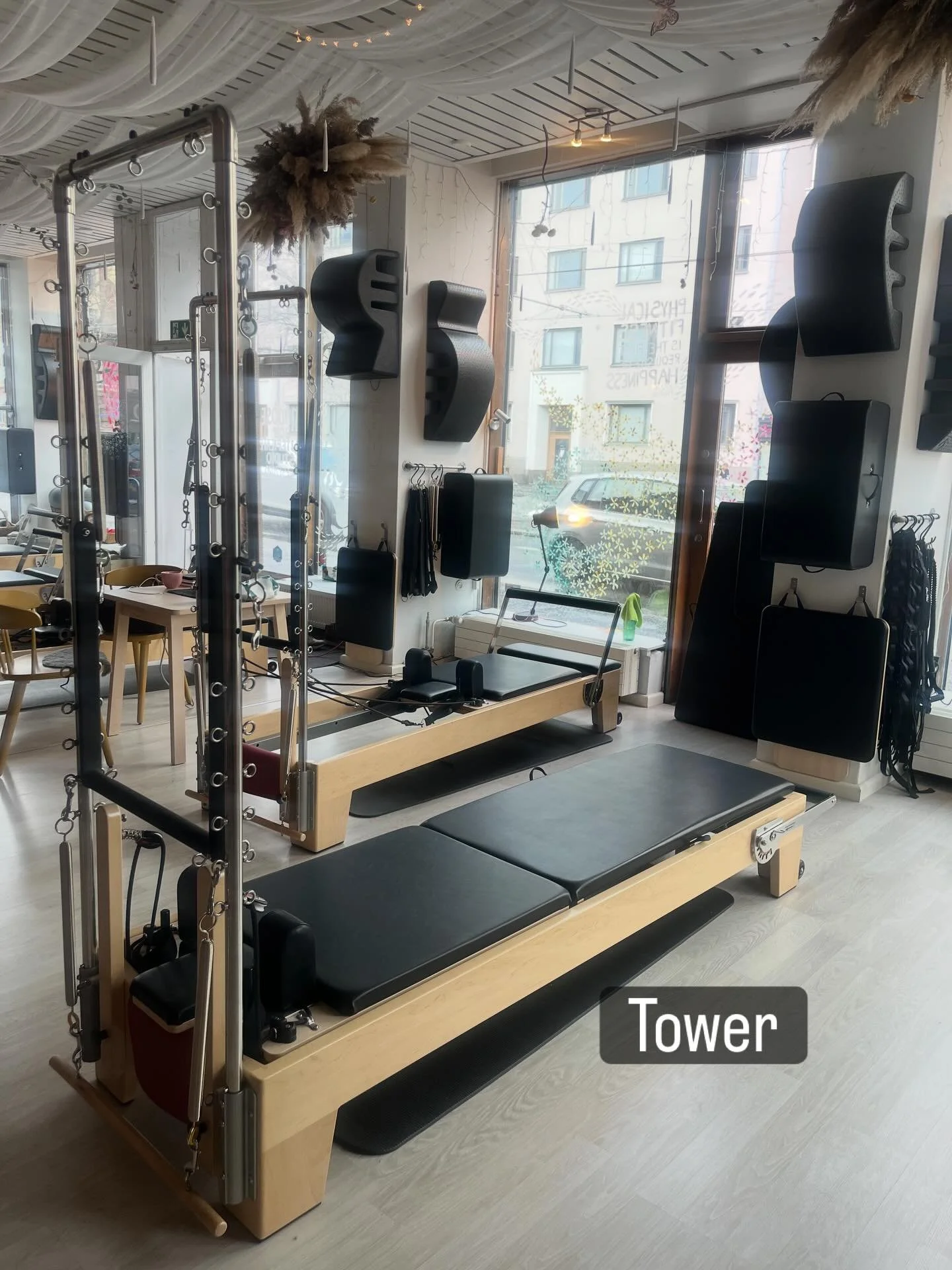 Yksi meid&auml;n Pilates perheen johtajista on Pilates Tower eli &ldquo;Half-Cadillac&rdquo; Se on k&auml;yt&auml;nn&ouml;ss&auml; Cadillacin &ldquo;puolikas&rdquo; tai sein&auml;&auml;n kiinnitetty versio kuten Springboard.

Siin&auml; k&auml;ytet&a