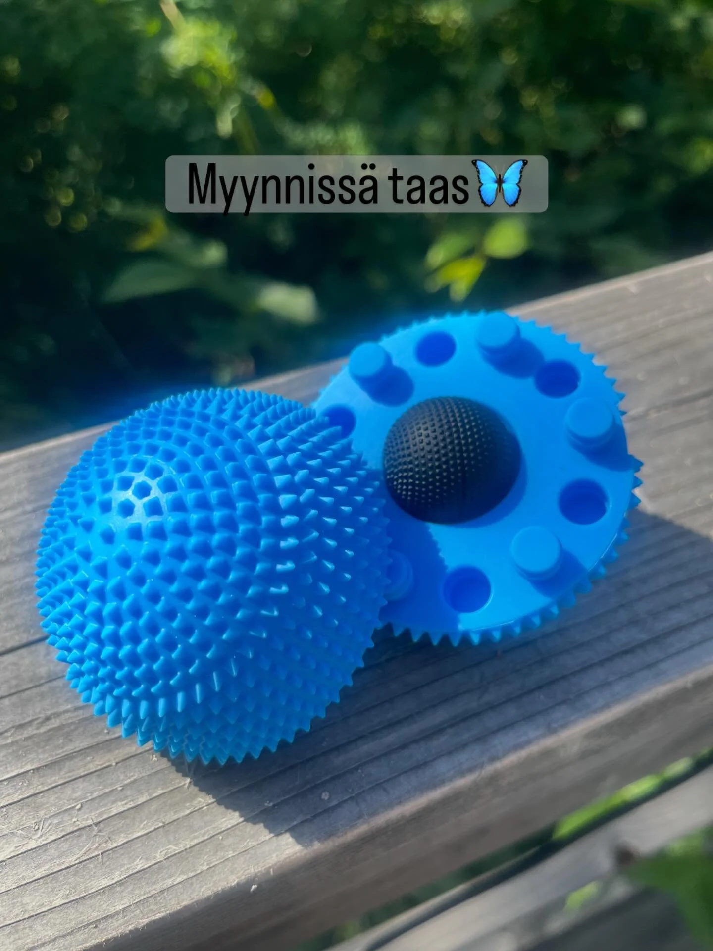 Nyt palloja saa taas meij&auml;n pikku puodista! N&auml;m&auml; ihanat siniset pallot&mdash;ja tehokkaat pienet mustat pallot ovat myynniss&auml; meill&auml;. Me k&auml;yt&auml;mme n&auml;it&auml; usein tunneilla ja nyt voit ostaa omat pallot kotiin,