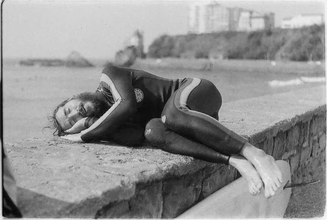 Jesus a des trous aux genoux