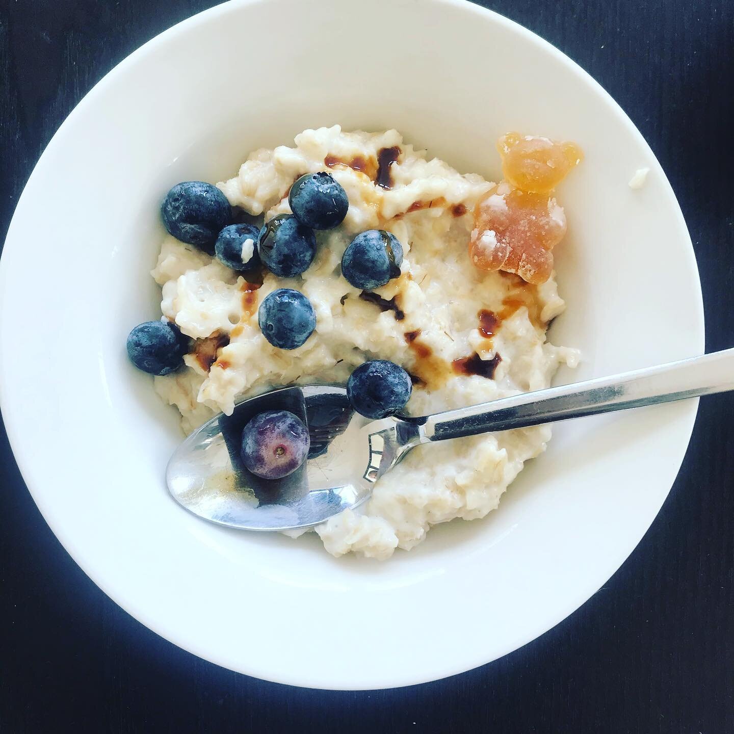 #Betterbears #gummybears oatmeal:
1 cup rolled oats
1 cup almond milk
1 cup water 
Handful of blueberries
Drizzle of date syrup
1 Just Honey Better Bear