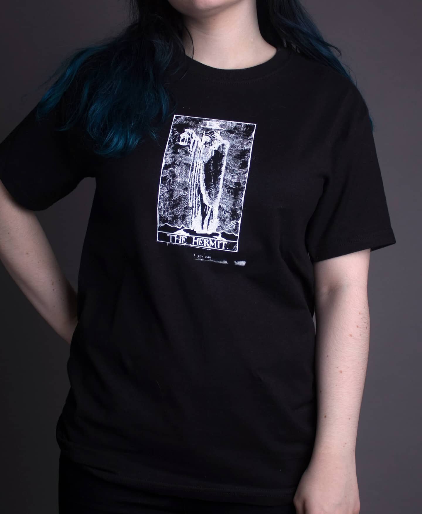 Featuring The Hermit T-shirt! It's definitely been one of my best sellers since I released it 🖤 
Get your hands one one through my Etsy shop! Available in black and white.
Link in bio 🔮
📷: @nadialovejadee_photography
.
.
.
#gothstyle #gothfashion 