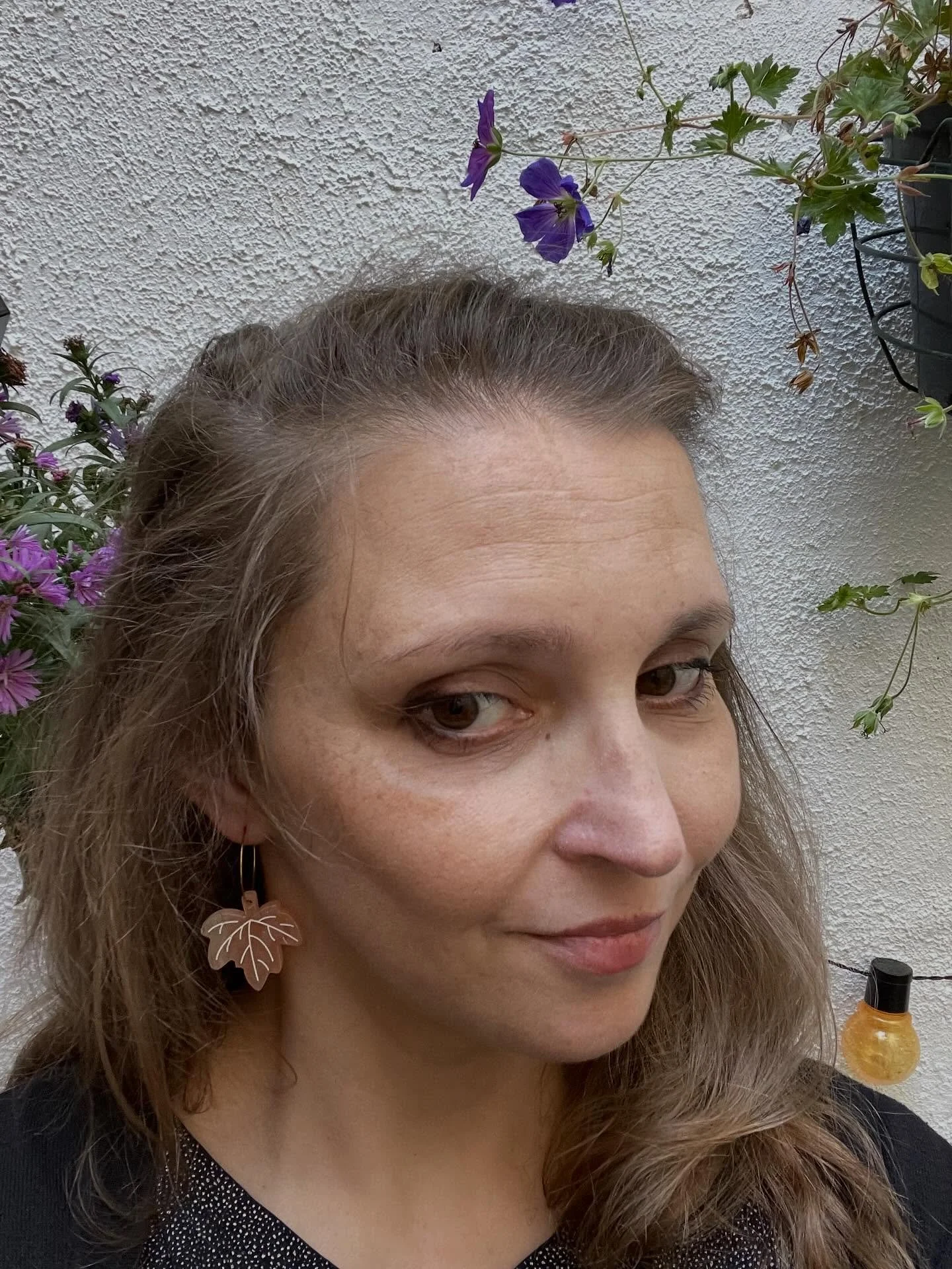 L&eacute;g&egrave;res comme une brise d&rsquo;automne 🍁✨
Cr&eacute;oles feuilles en plexiglass &mdash; la touche parfaite pour la saison.

#automne #creole #bijoux #lestricmaximum #jewelry #orange #paillettes