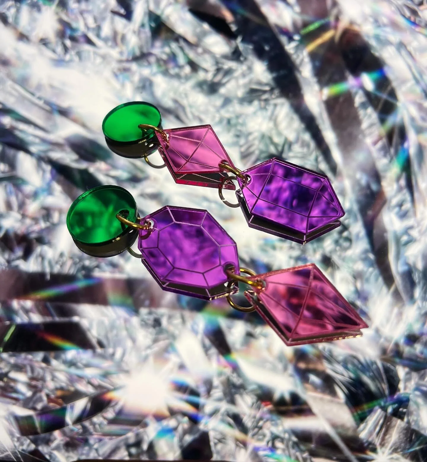 Elles illuminent comme des diamants, mais sans le budget de Rihanna 💎✨ L&eacute;g&egrave;res, styl&eacute;es.

Je vous sors deux paires des boucles d&rsquo;oreilles, asym&eacute;triques, avec une petite touche ann&eacute;es 80 😊

#shinebrightlikead