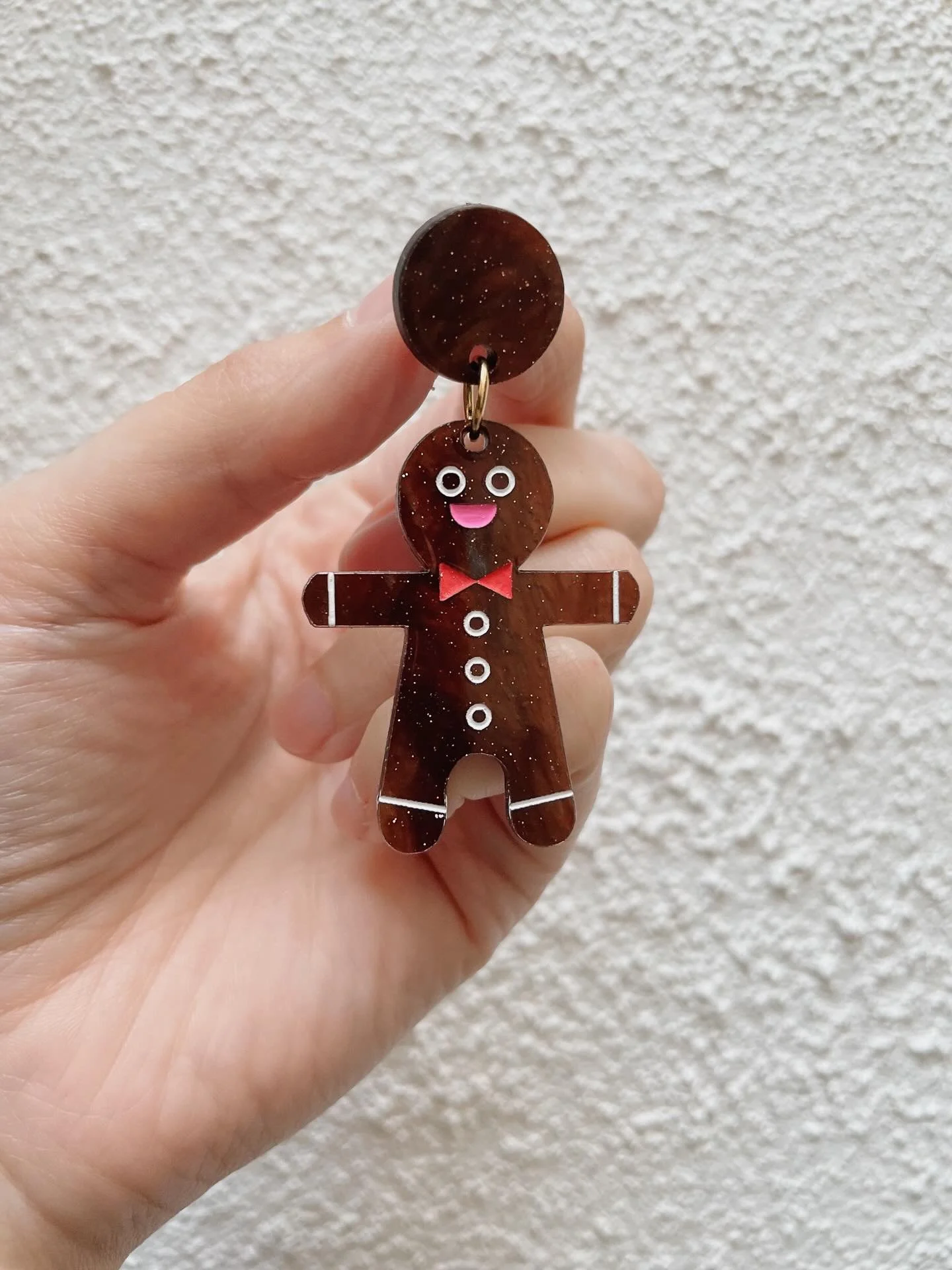 Le dernier mod&egrave;le de la collection capsule est en ligne 🎄. J&rsquo;esp&egrave;re qu&rsquo;il vous pla&icirc;t ce petit bonhomme 🩷🤎🩷

#bijoux #bouclesdoreille #christmas #christmasgiftideas #gingerbread