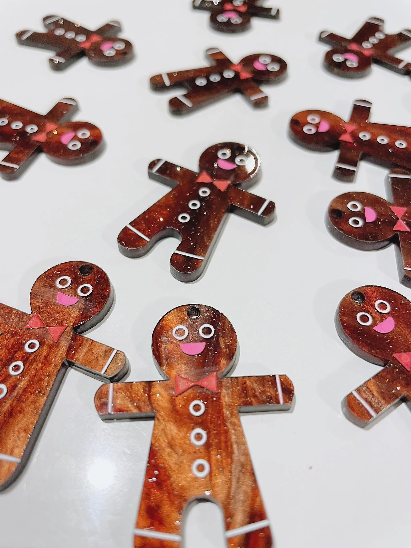 Une arm&eacute;e de petits bonhommes pour ce week-end &agrave; @festival.ancrages 🎄🎅🏼