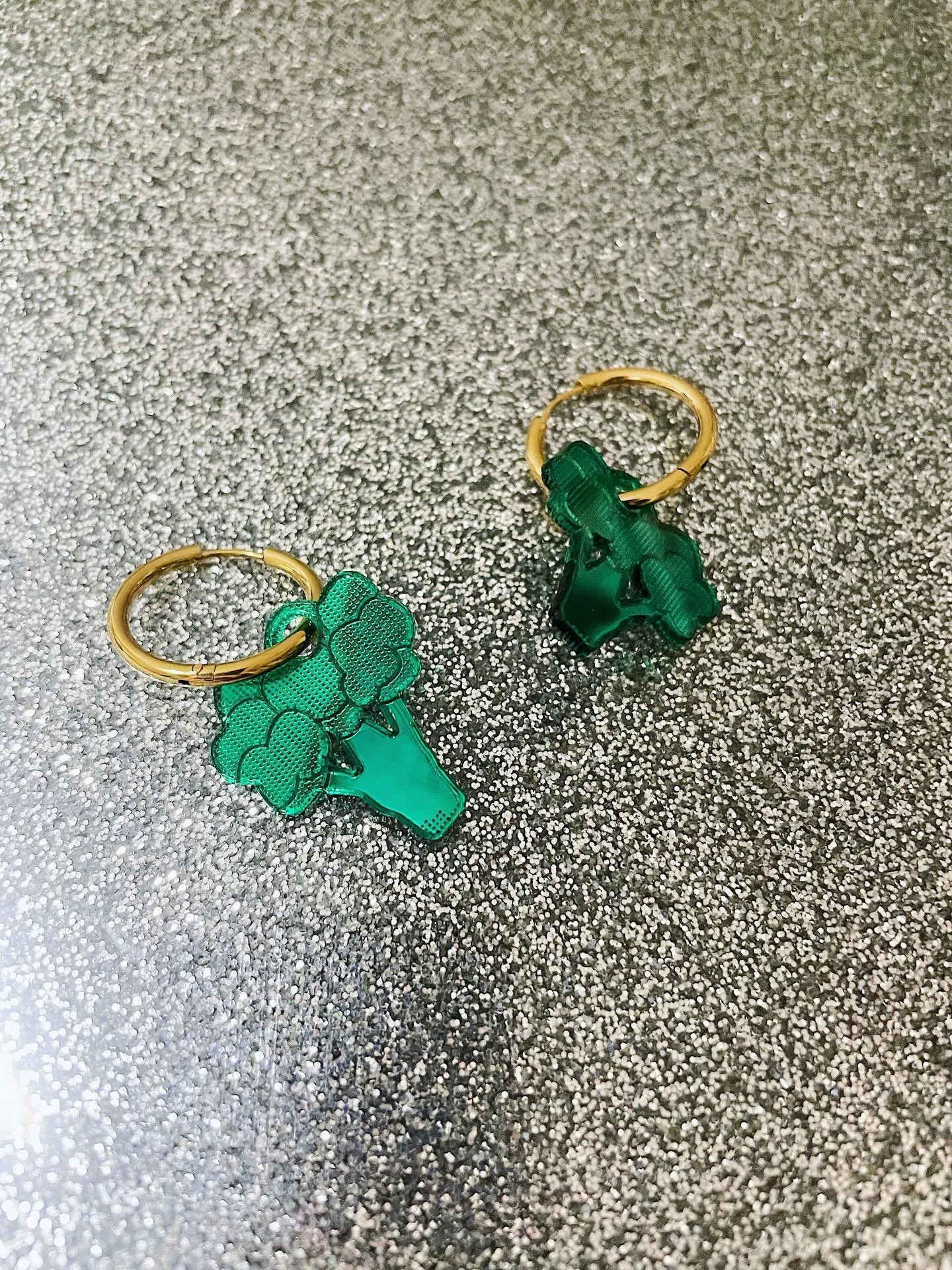 Pour l&rsquo;hypernoel de @hyperespace je sors en toute petite quantit&eacute; des cr&eacute;oles (plus &eacute;paisses) avec des minis brocolis ou autres&hellip; :) je vendrais les recharges en plexiglass &agrave; part aussi 🎄🔥👯&zwj;♂️

S&eacute;