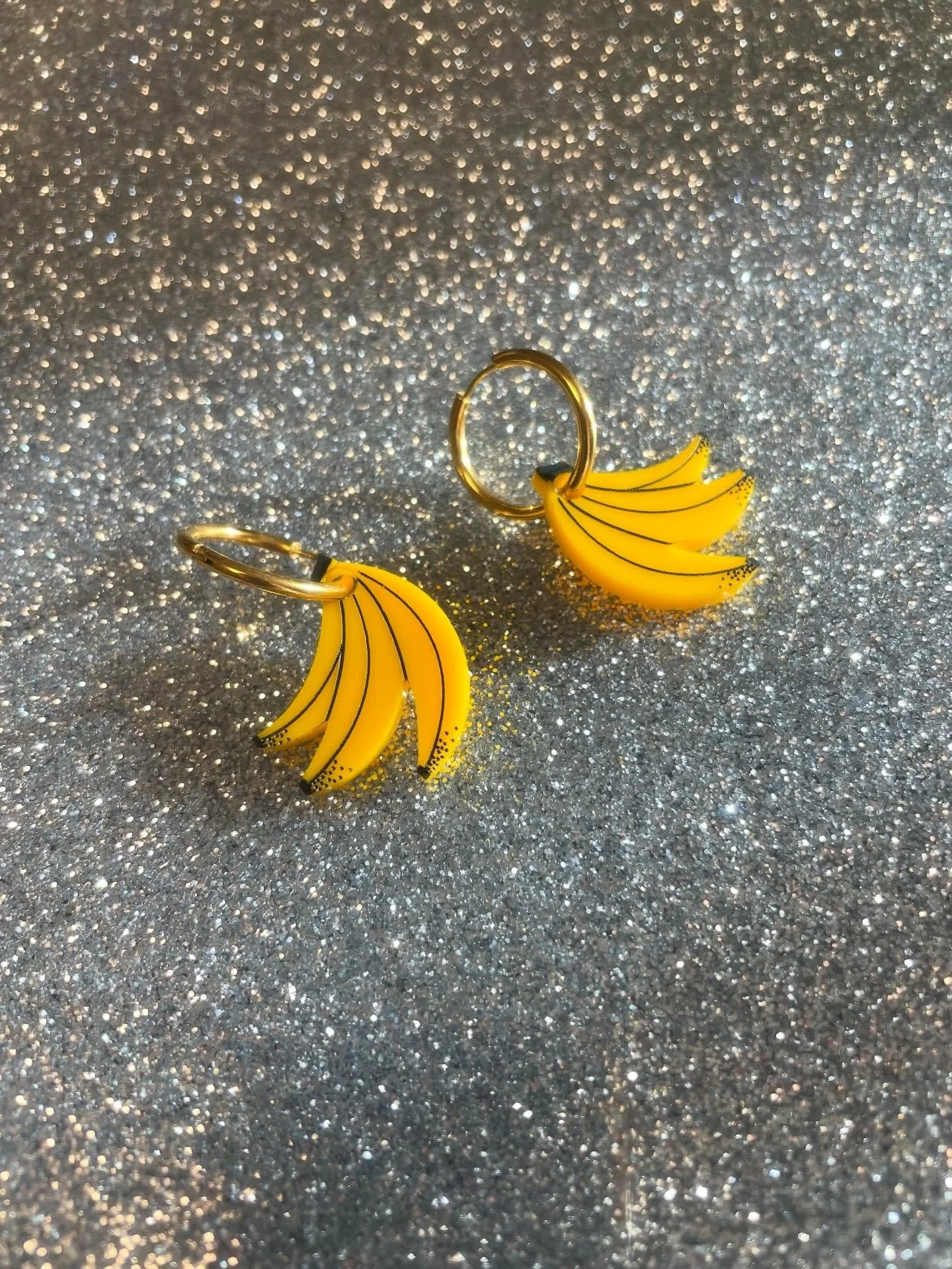 Si elles sont pas mimis ces minis bananes 🥹
&Agrave; retrouver en exclusivit&eacute; &agrave; l&rsquo;hypernoel de @hyperespace &agrave; Reims d&egrave;s vendredi. Petites quantit&eacute;

#banane #food #lestrictmaximum #boucles #earrings