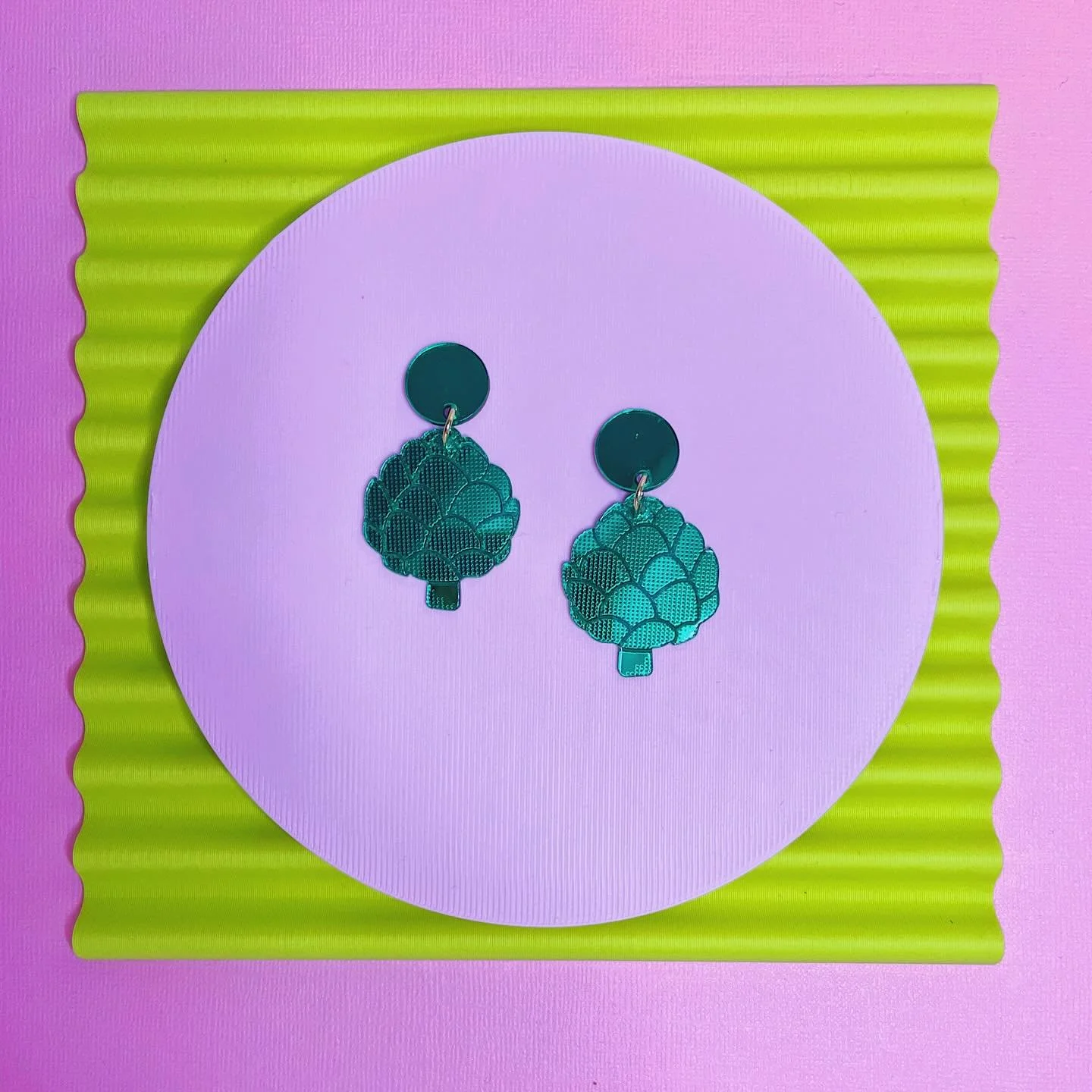 Avoir un c&oelig;ur d&rsquo;artichaut n&rsquo;a jamais &eacute;t&eacute; aussi styl&eacute; 💚🌿

#bijoux #lestrictmaximum #jewelry #earrings #bouclesdoreilles