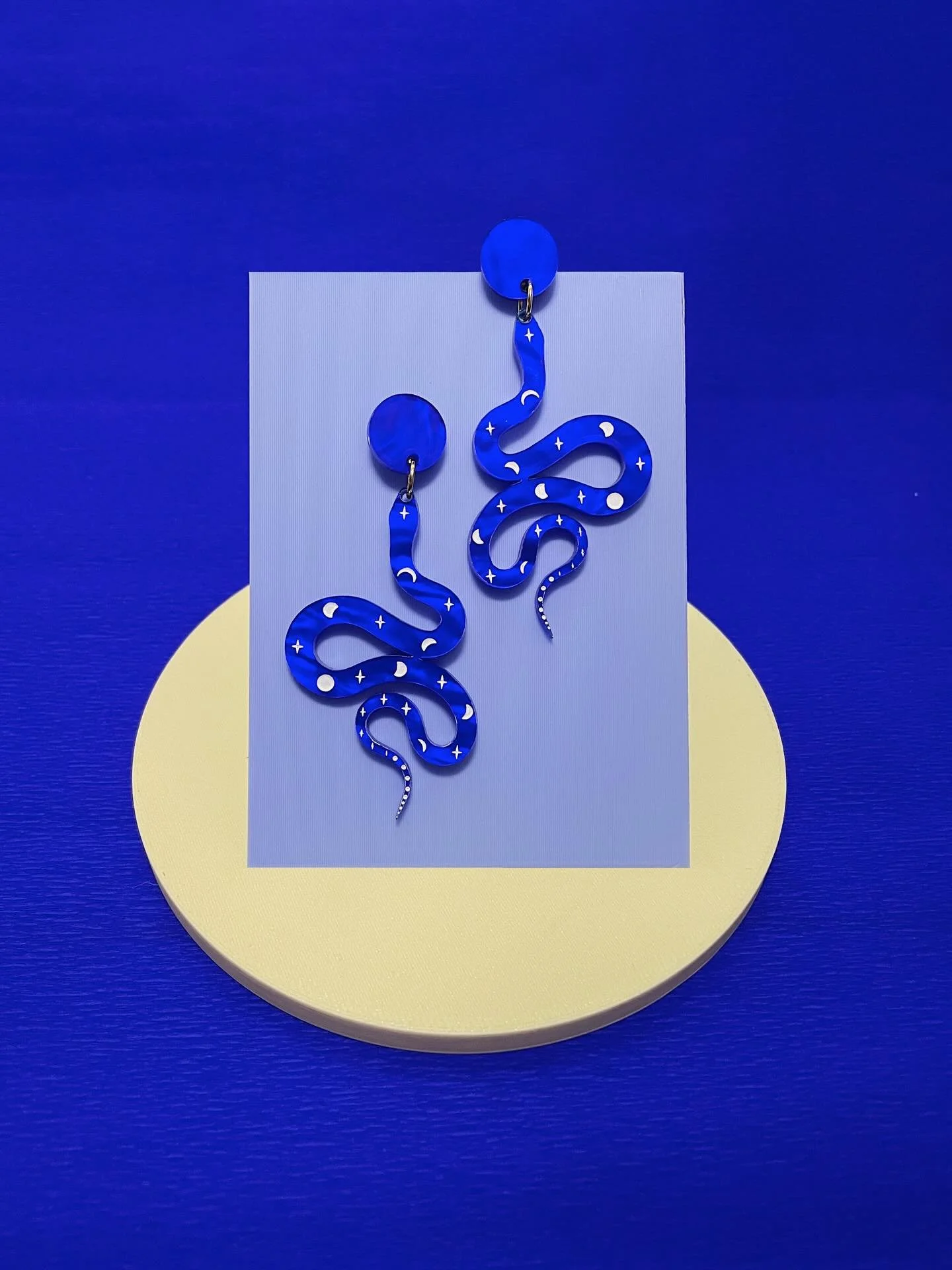 🐍✨ Un look cosmic. ✨

Audacieuses, uniques, Ces boucles ne passeront jamais inaper&ccedil;ues 💙

#bijoux #lestrictmaximum #bouclesdoreillesfantaisies #snake #blue