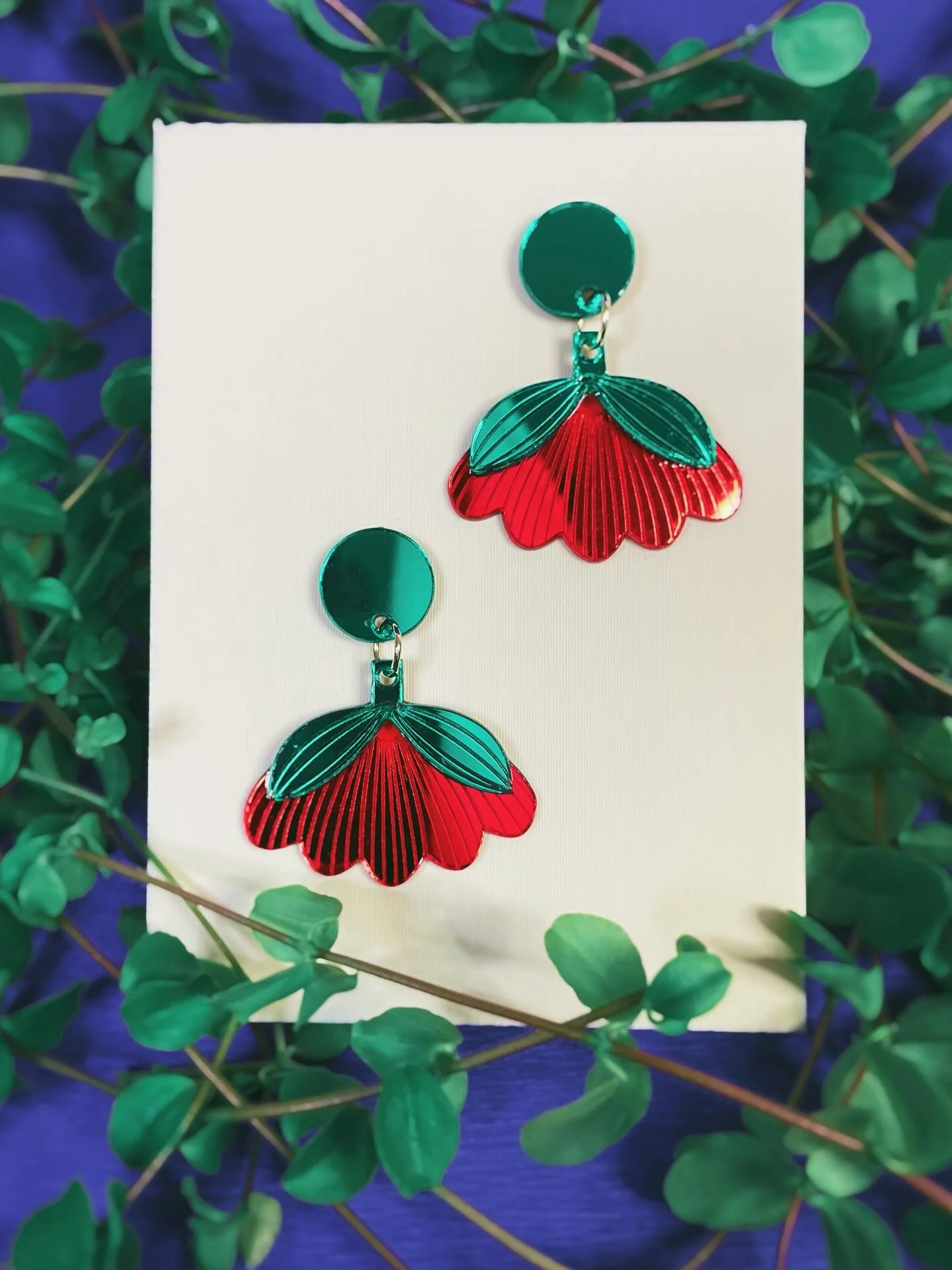 Petites par la taille, mais grandes par l&rsquo;effet. Impossible de passer inaper&ccedil;ue avec ces boucles fleuries 😉🌺✨

#bijoux #lestrictmaximum #earrings #fleur #jewelry