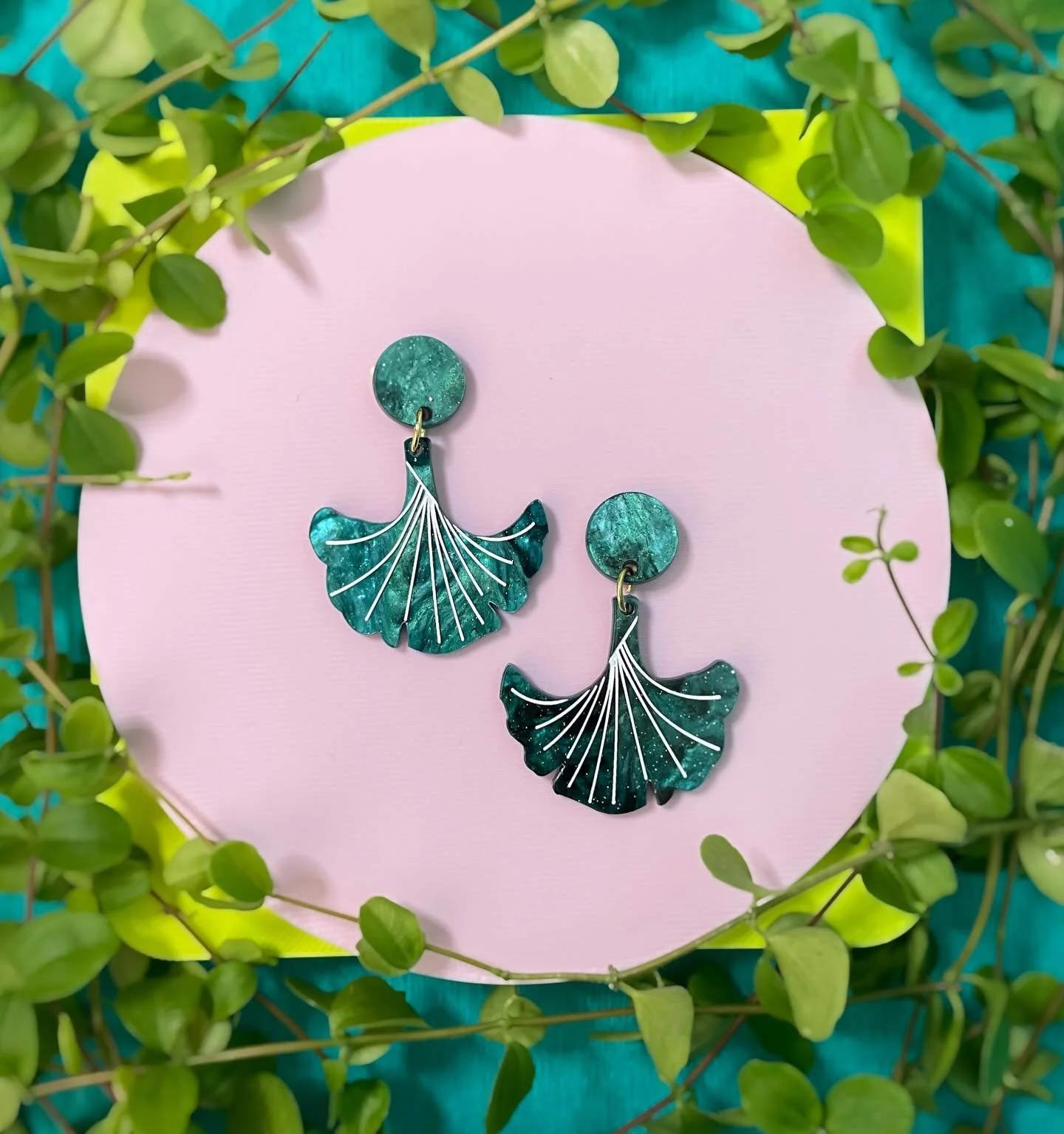 Ces boucles ? 🌿
Elles ont plus de style que moi un lundi matin 😴✨
0 effort, 100% effet 💚🔥

#ginkgobiloba #green #jewelry #lestrictmaximum #bijouxcr&eacute;ateur