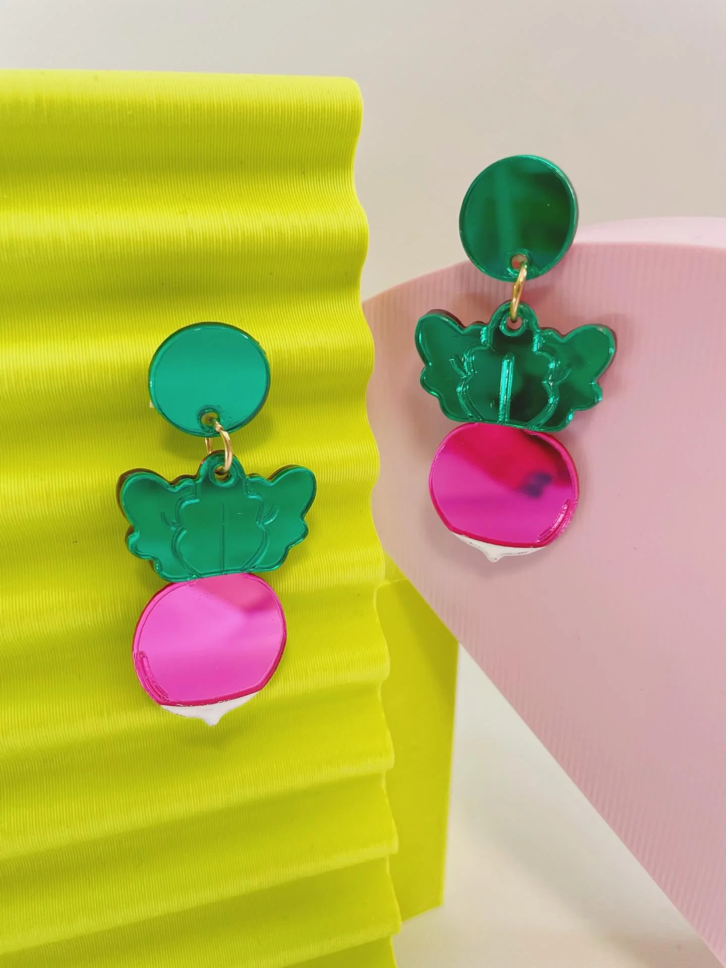 En ce moment l&rsquo;inspiration revient ! (Elle part jamais loin ;))

Alors apr&egrave;s les bananes 🍌, les brocolis 🥦, fraises 🍓 et pleins d&rsquo;autres&hellip;. L&rsquo;heure est venue de porter aux oreilles des radis 🤣

J&rsquo;ai fais une v