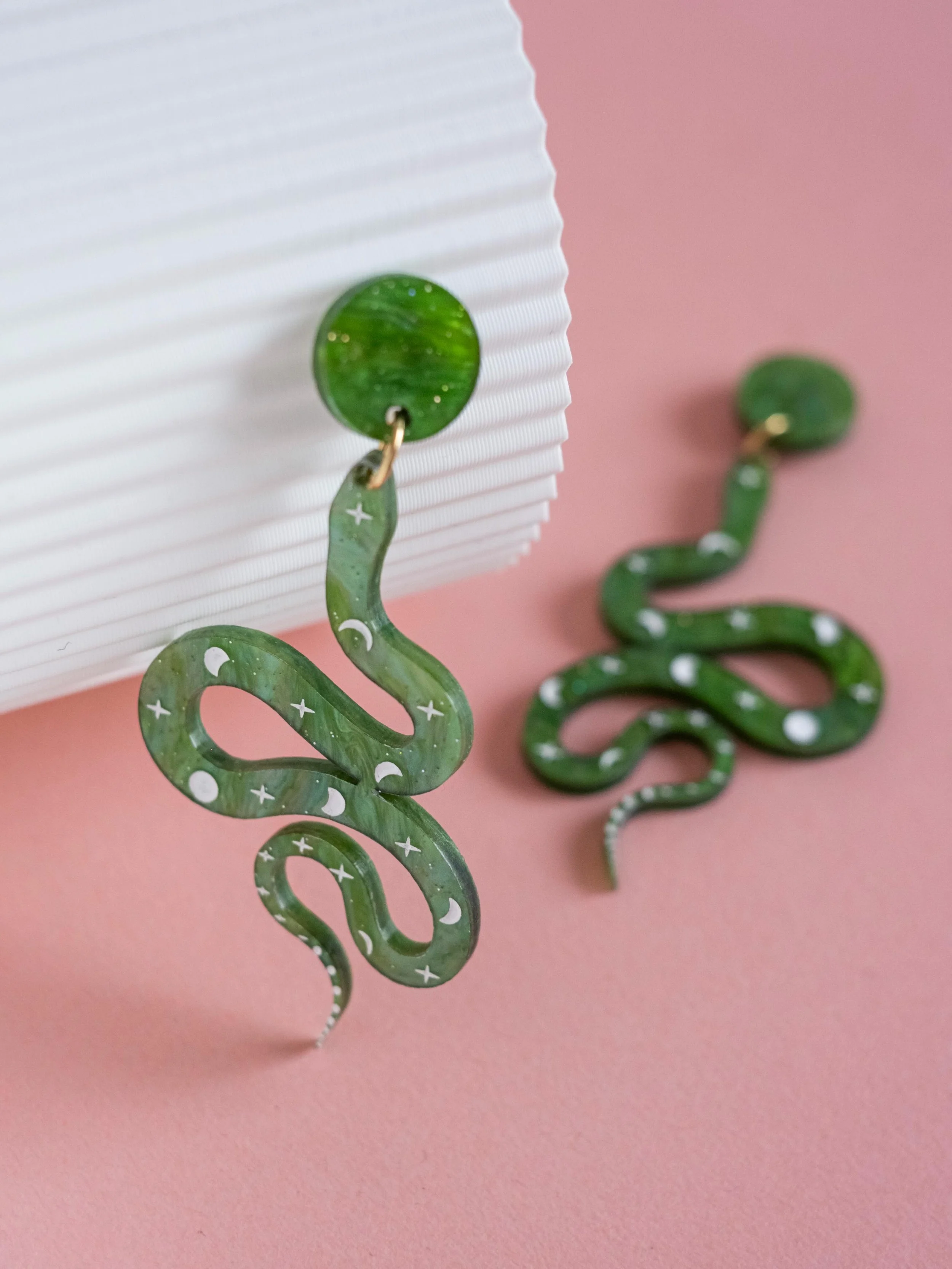 Apr&egrave;s les boucles serpents bleus, je sors les serpents verts, une couleur parfaite pour faire revenir le soleil (peut &ecirc;tre 😬😅) c&rsquo;est un des mod&egrave;les dans le top 5 dans ventes 😊 &bull; Merci &bull;

#serpent #lestrictmaximu