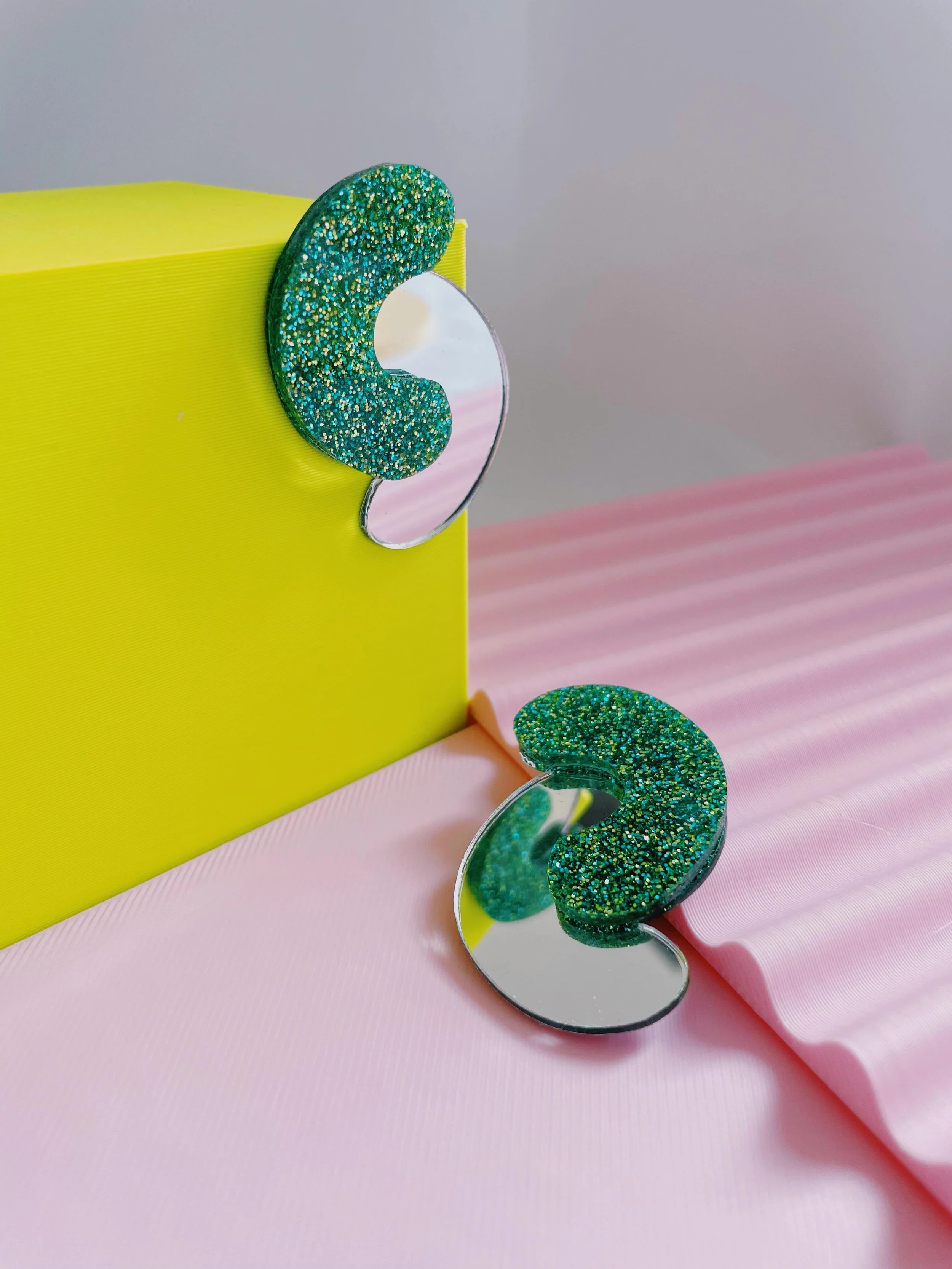 Je reviens &agrave; mes d&eacute;buts&hellip; des formes abstraites, g&eacute;om&eacute;triques &hellip;.✨

Des boucles d&rsquo;oreilles qui brillent comme une nuit disco 🌙💚 Paillettes, miroir et vibes Y2K pour twister tous vos looks.

J&rsquo;esp&