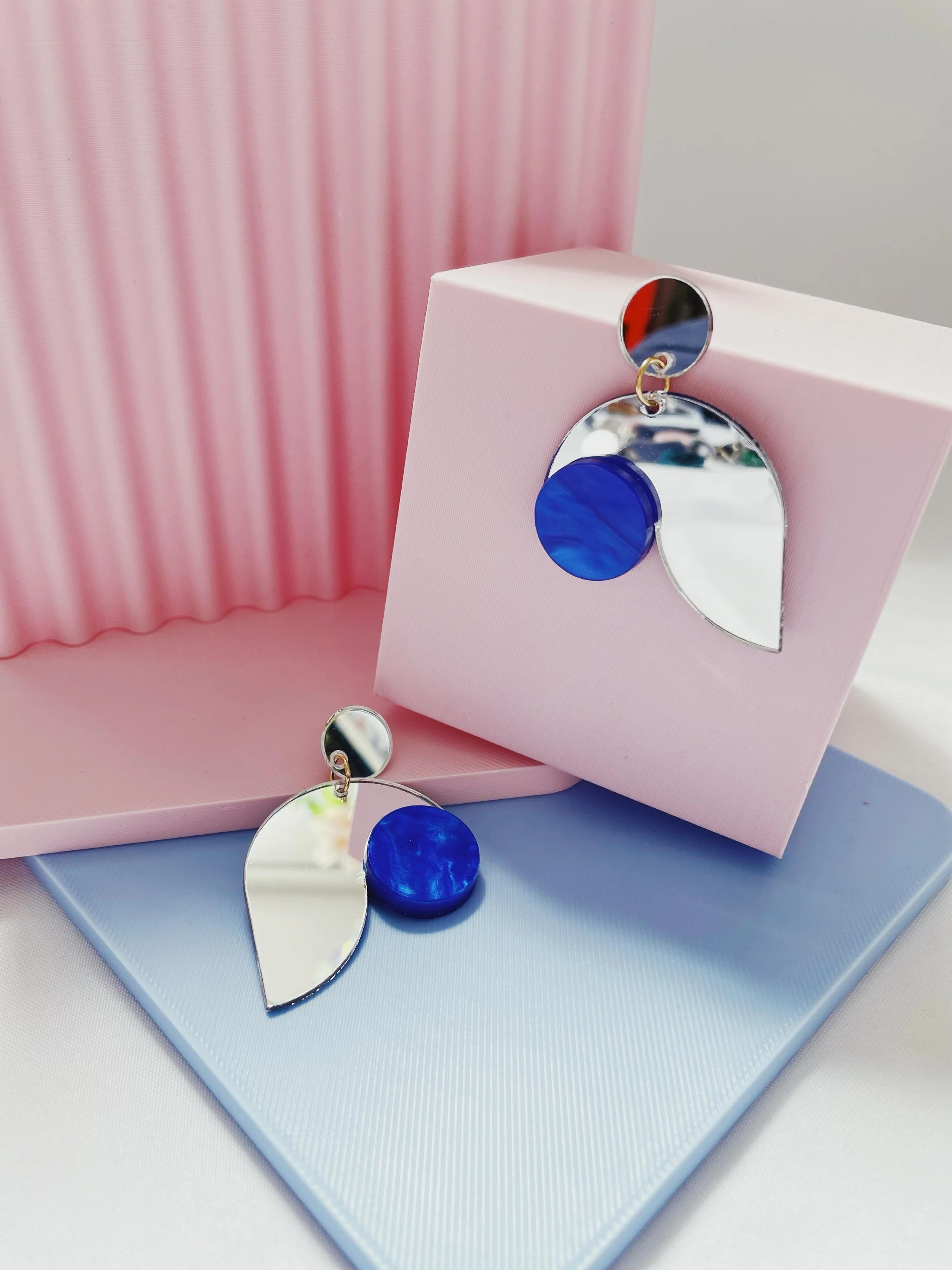 ✨💙 NOVA 💙✨

💙 Des formes asym&eacute;triques, un design minimaliste, un maximum d&rsquo;effet, voici ce que j&rsquo;ai voulu pour ce nouveau mod&egrave;le. D&eacute;clin&eacute; ici en plusieurs couleurs 💙

J&rsquo;esp&egrave;re qu&rsquo;il vous 