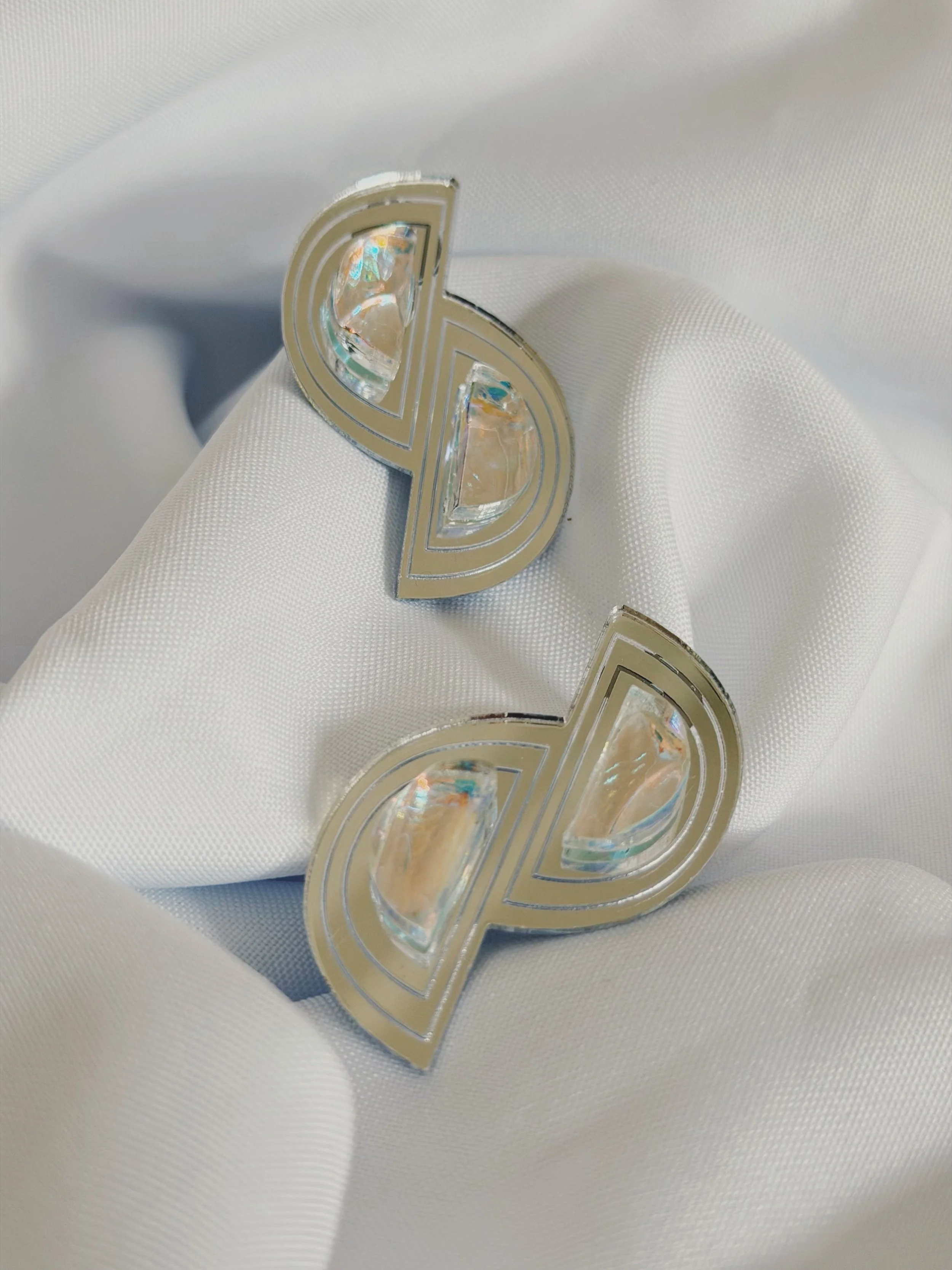 * Des courbes, des reflets et, aucunes envie de passer inaper&ccedil;ues * 

#lestrictmaximum 
#earring
#geometric
#bijoux 
#earring