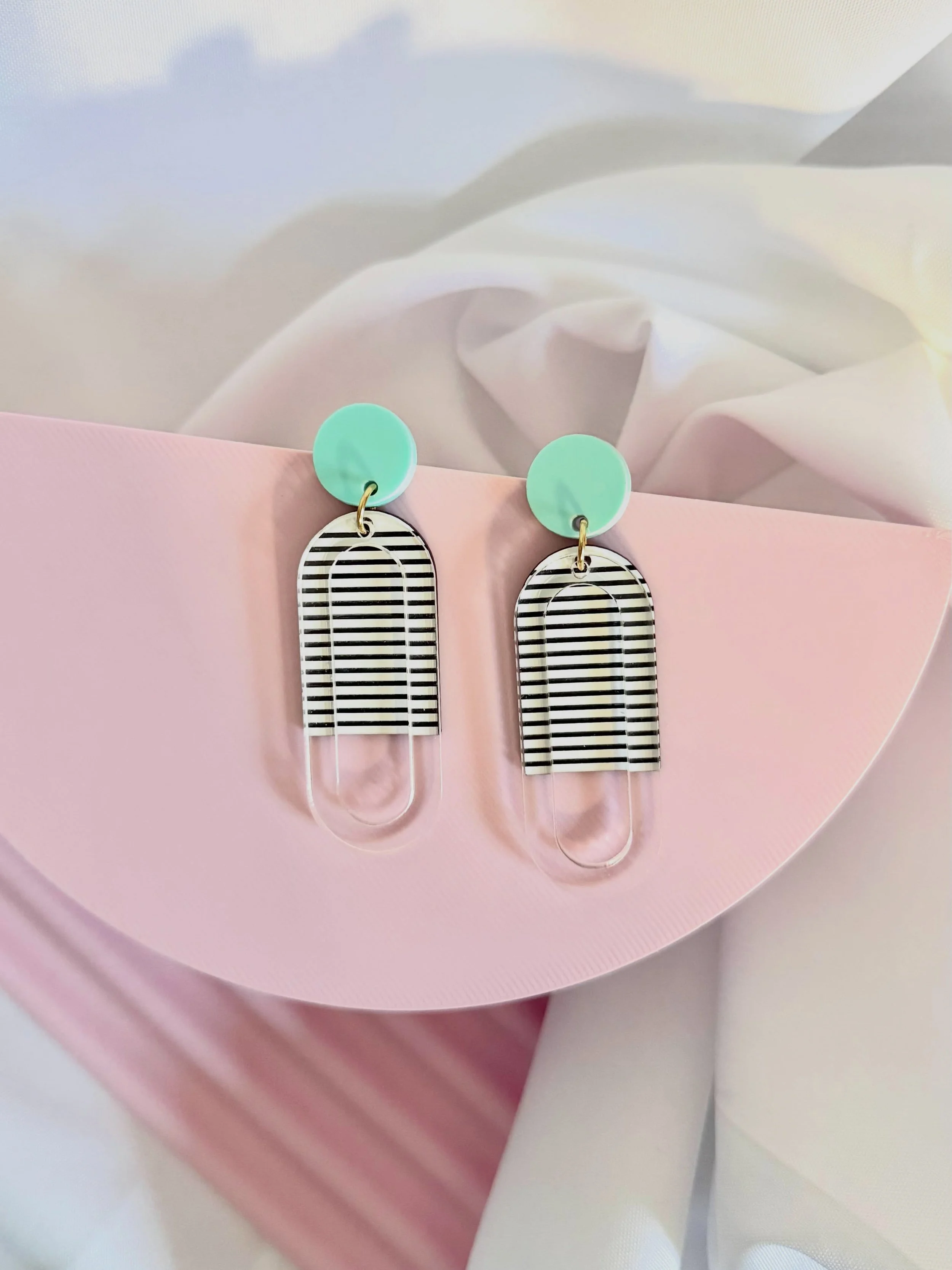 ODA

Un mod&egrave;le qui deviendra je pense un intemporel 💅
La transparence laisse passer le dessin tout en donnant du volume. Vous pourrez les porter au travail comme en soir&eacute;e 🚀

#lestrictmaximum #earring #mode #fashion #geometric